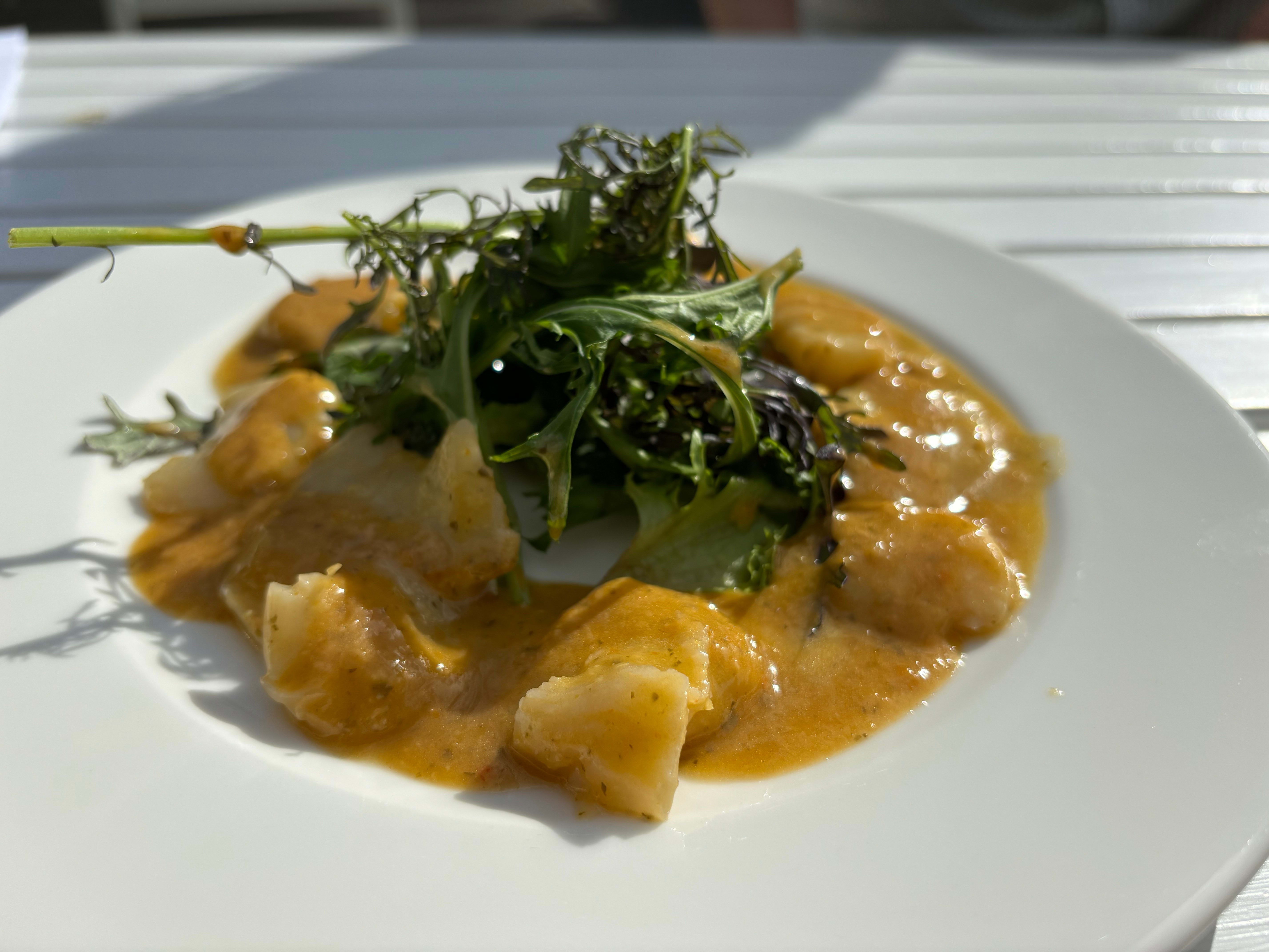 Kamskjell med tykk saus.