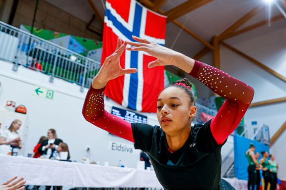 Ingen norsk kvinne har klart det på 29 år. Nå har Julie (19) en fot i OL.