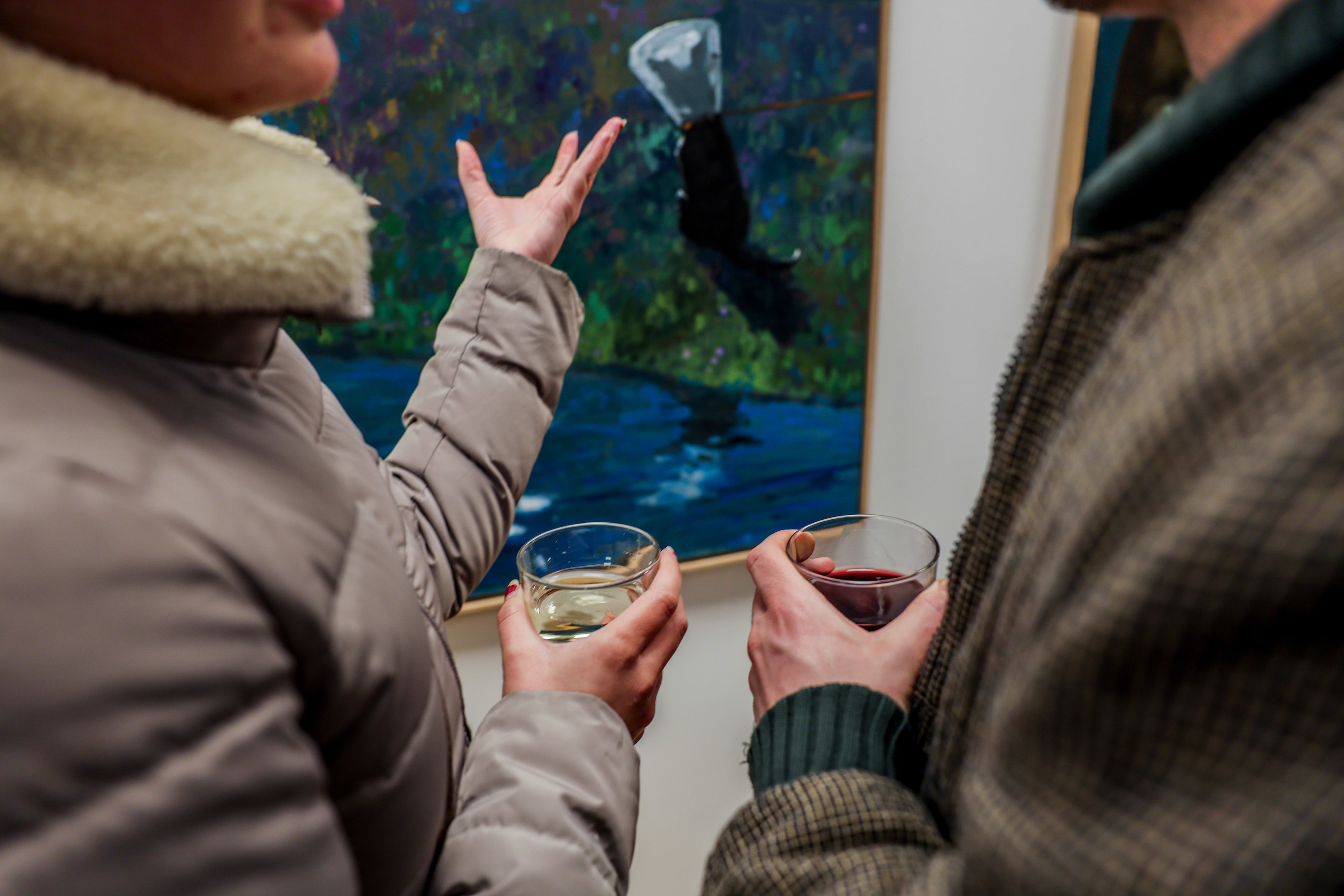 Det ser ut som en lukket fest, men her kan du drikke gratis vin hver torsdag