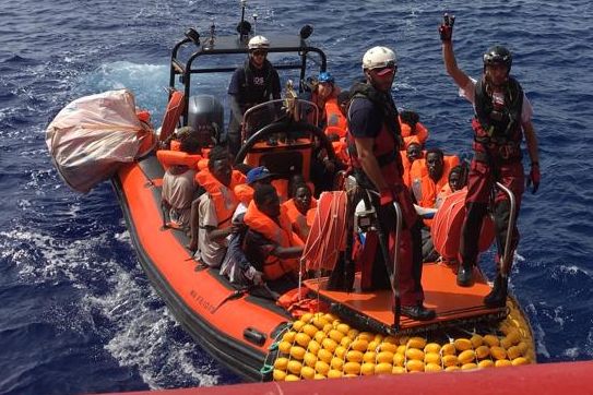 Norsk skip reddet 85 mennesker i Middelhavet. Kallmyr: - Uaktuelt for Norge å ta dem imot