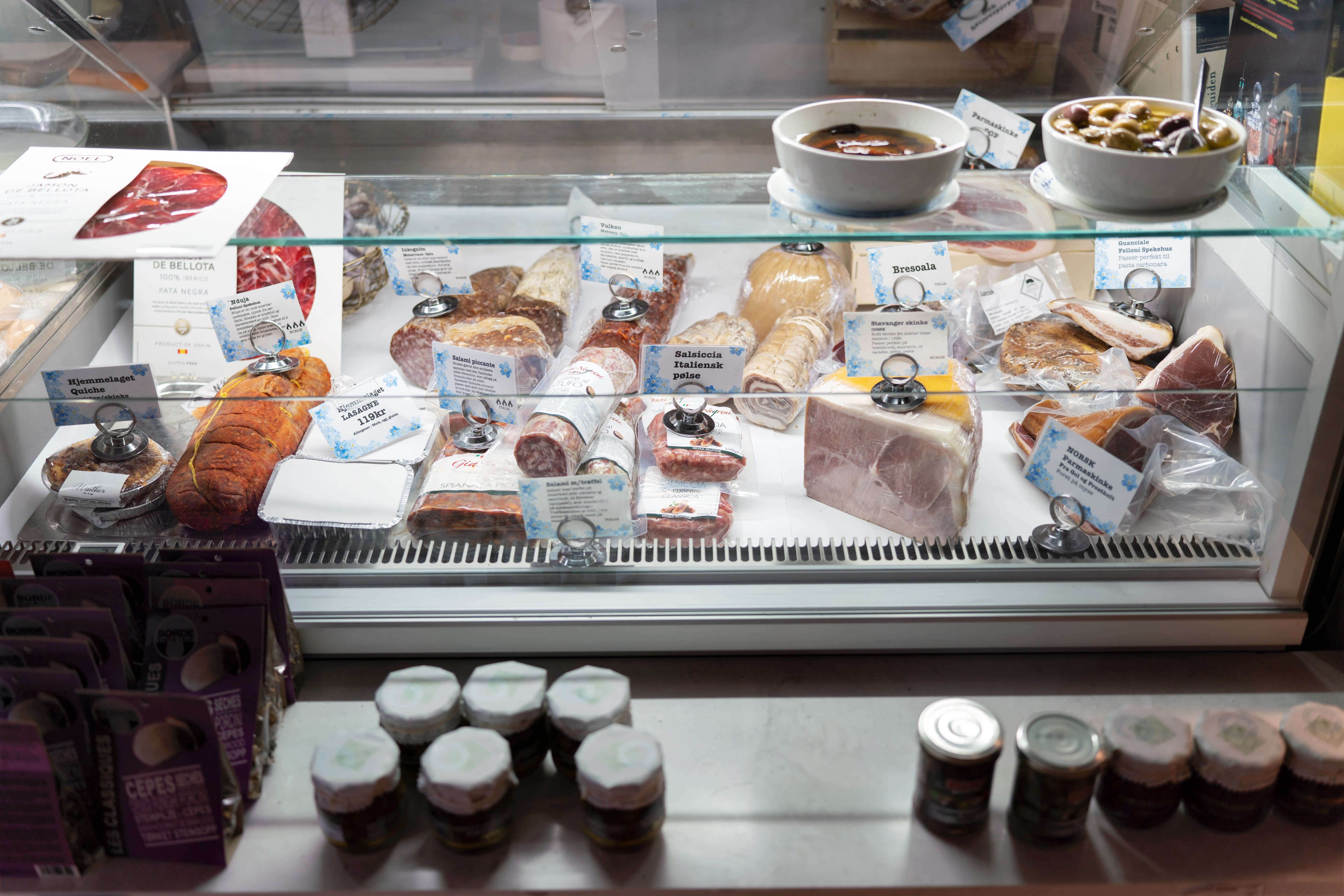 Ikke bare lokale varer i delikatessedisken.