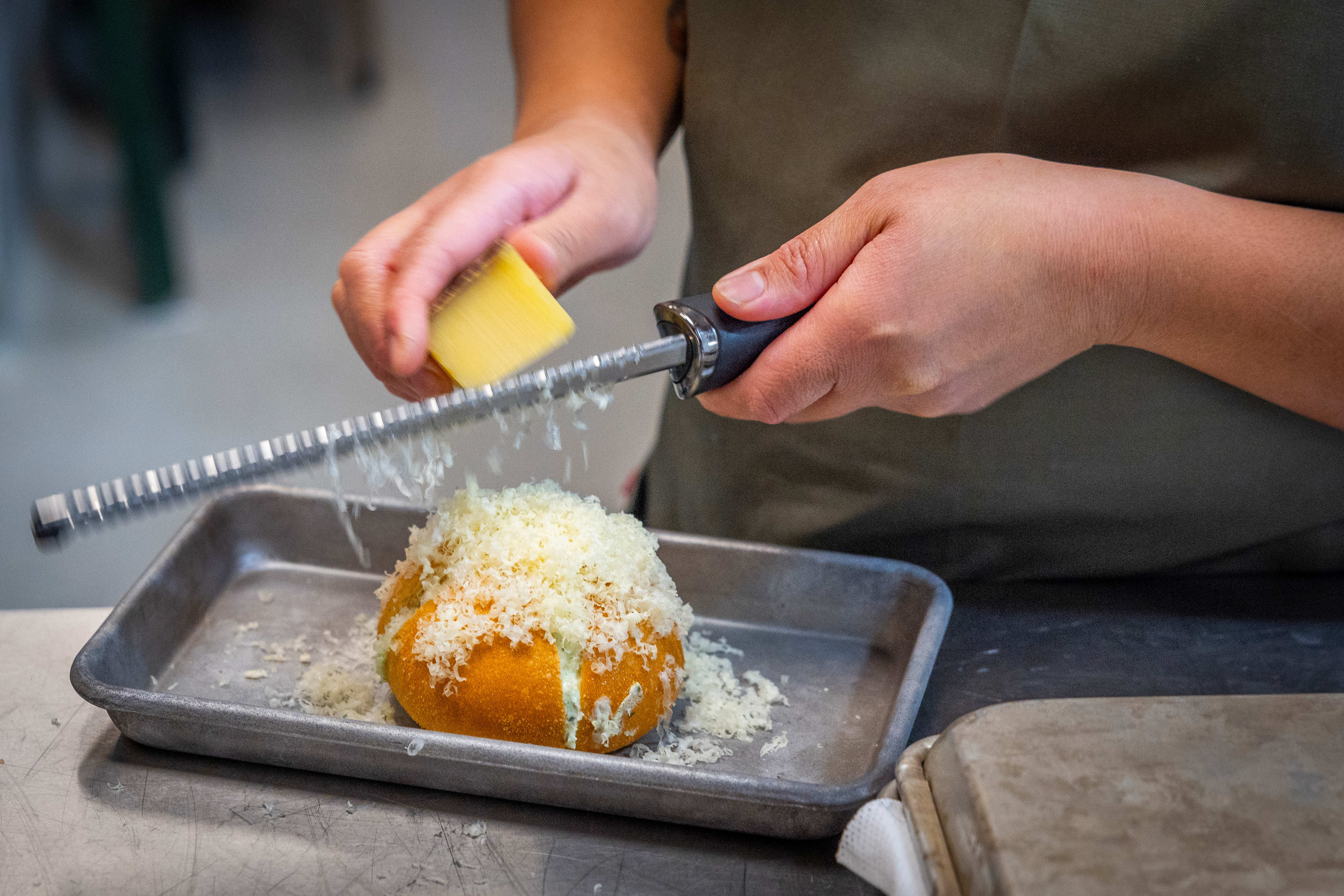 Brød toppet med comté.