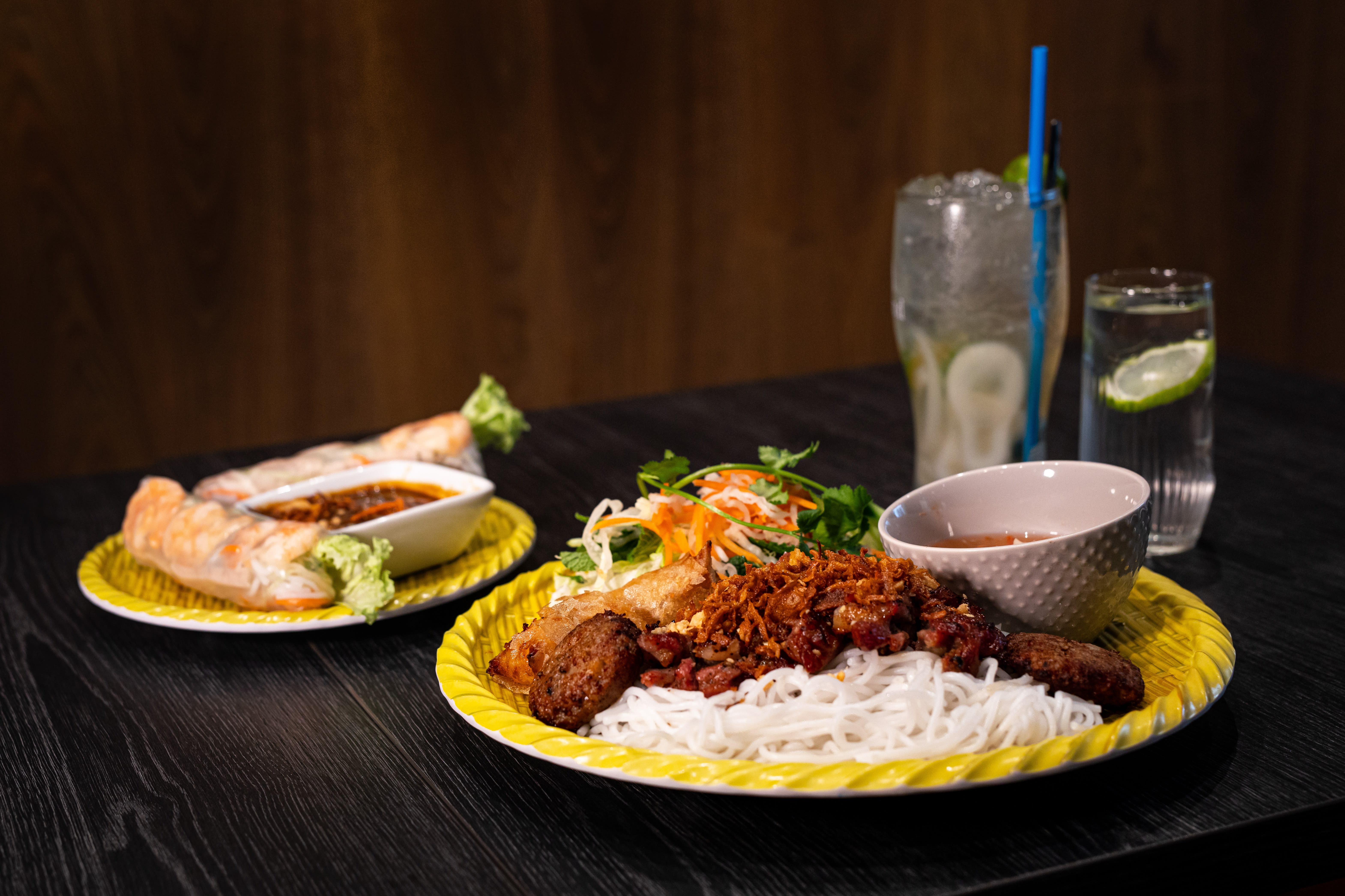 Sommerruller og Bun Cha Ha Noi (Grillet svinekjøtt og kjøttboller). Prøv isteen på Xin Chao.