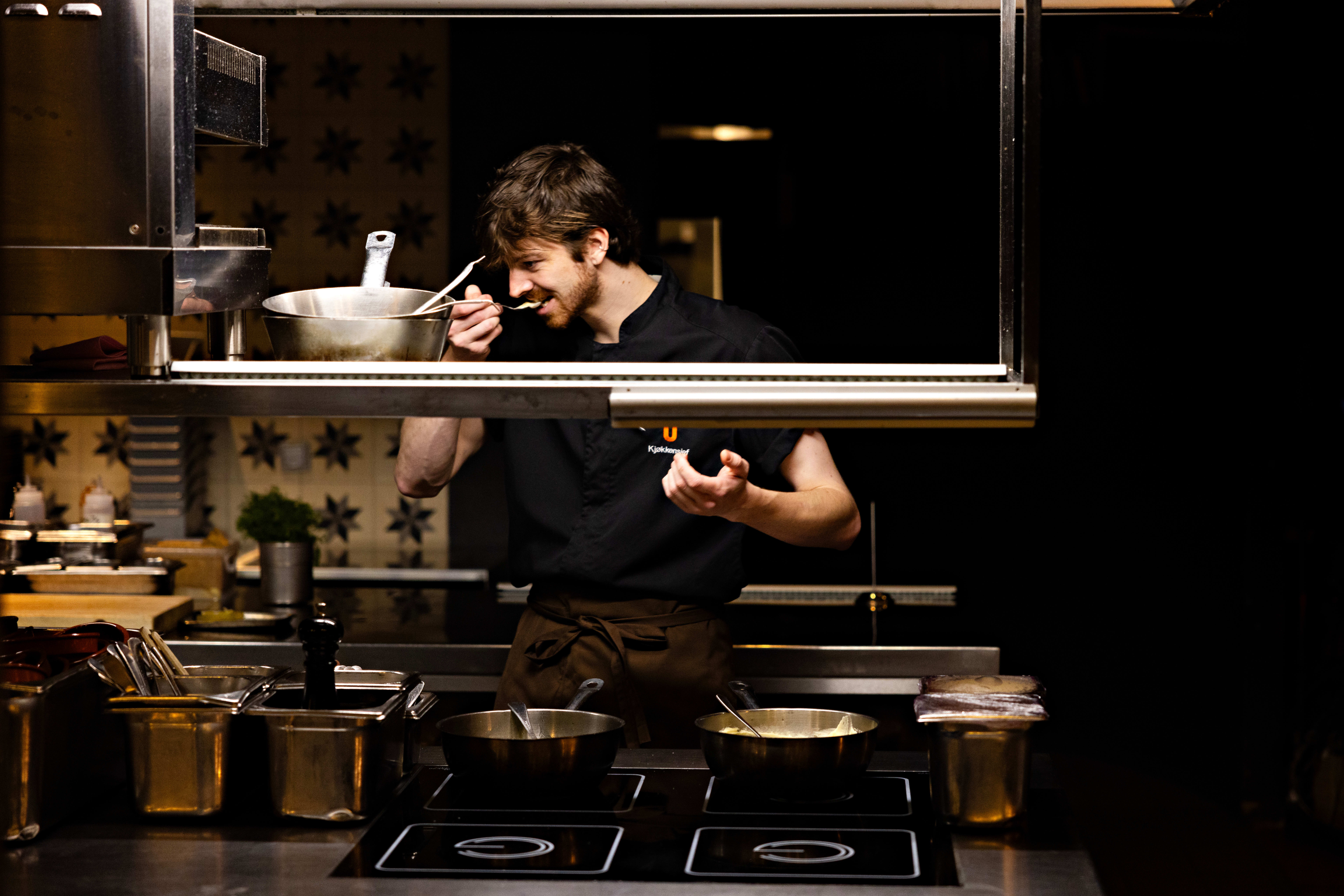 Åpen kjøkkenløsning i restauranten. 