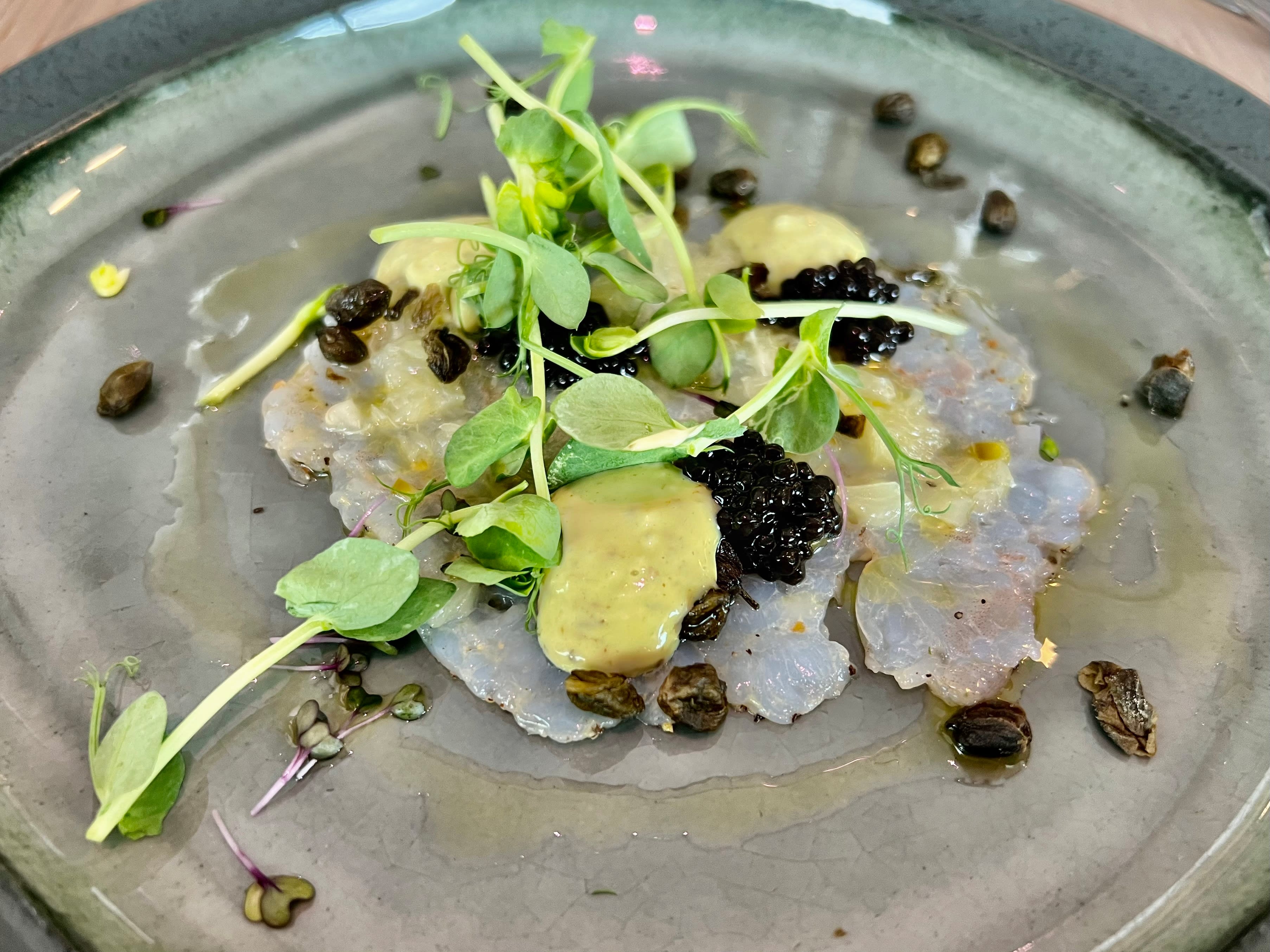 Kongerekecarpaccio med friterte kapers og jalapeño. 