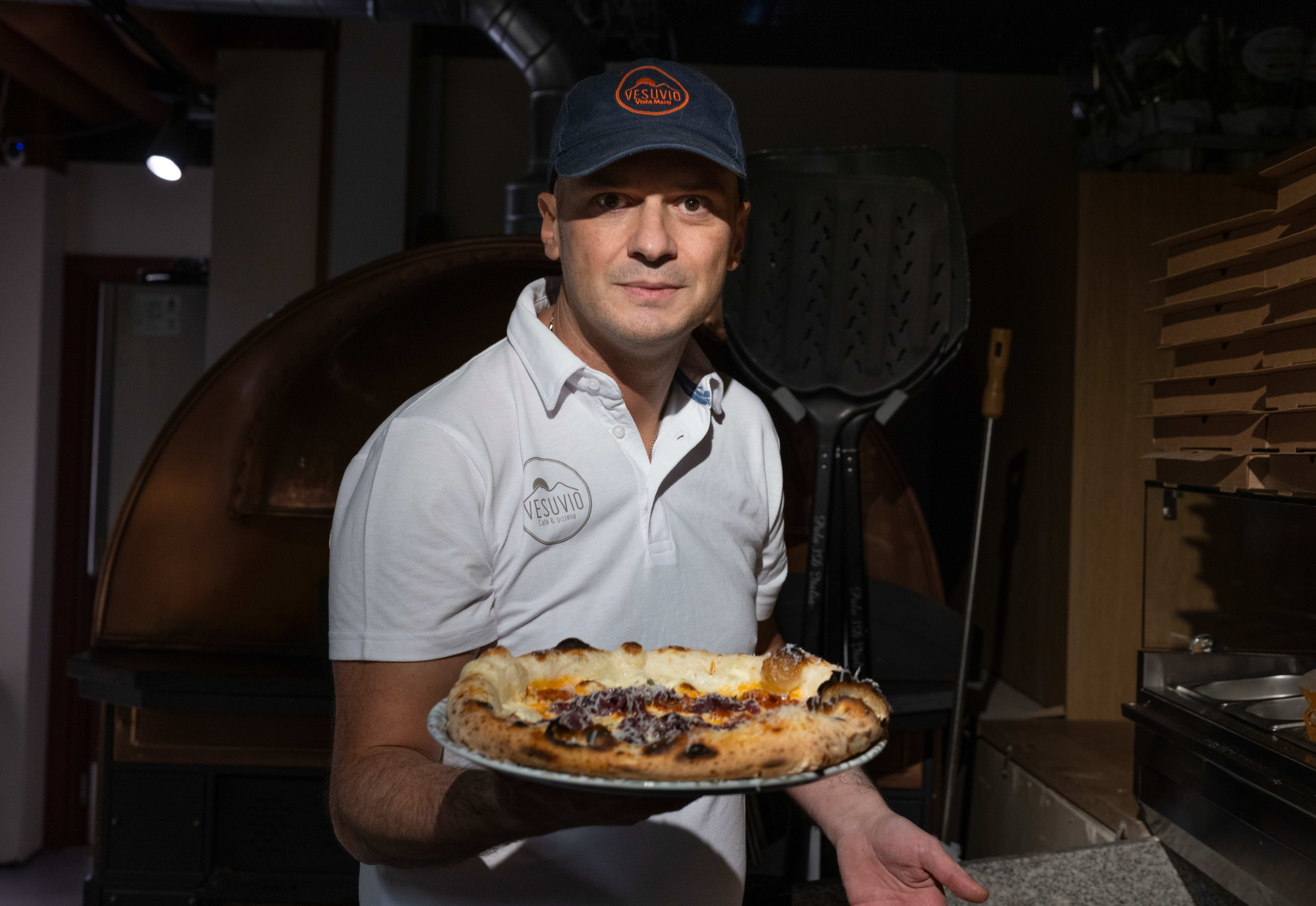 Napolitaneren fremholder en pizza som ligner en gummibåt, en såkalt «canotto». 