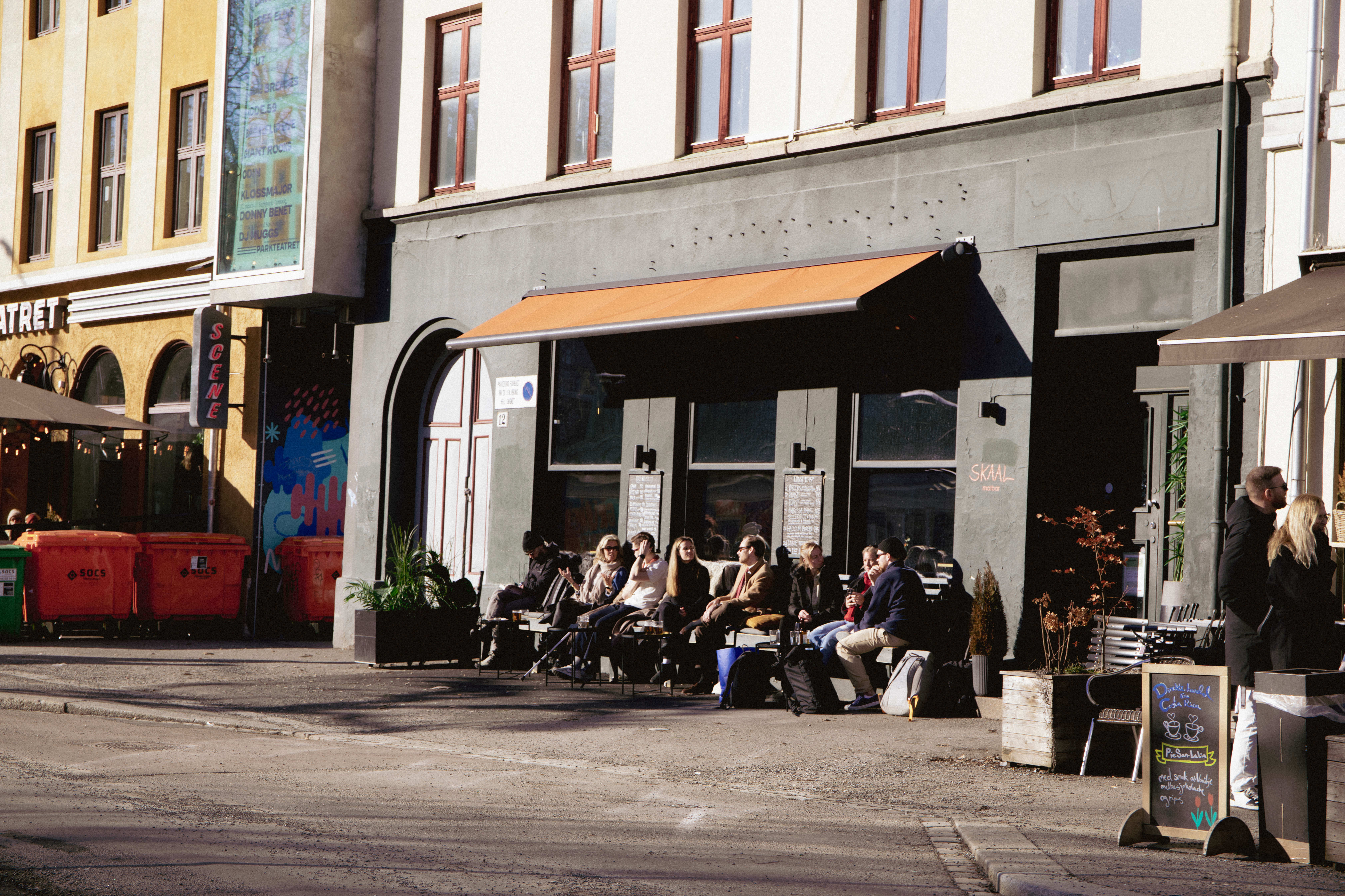 Folk som koser seg med utepilsen på Skaal. Om de tok turen videre på Parkteatret er uvisst. 