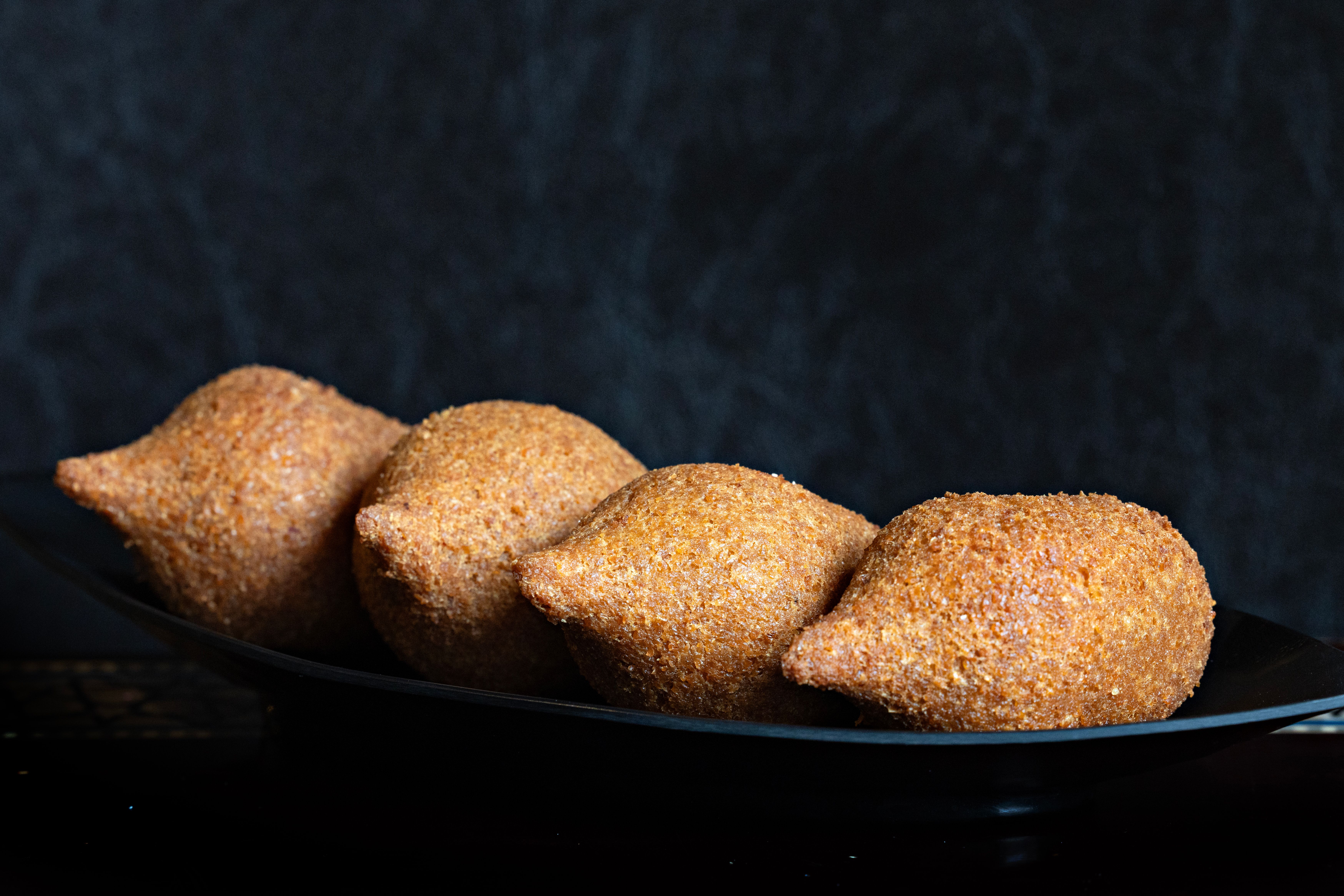 Kebba fritter er innbakte kjøttboller.