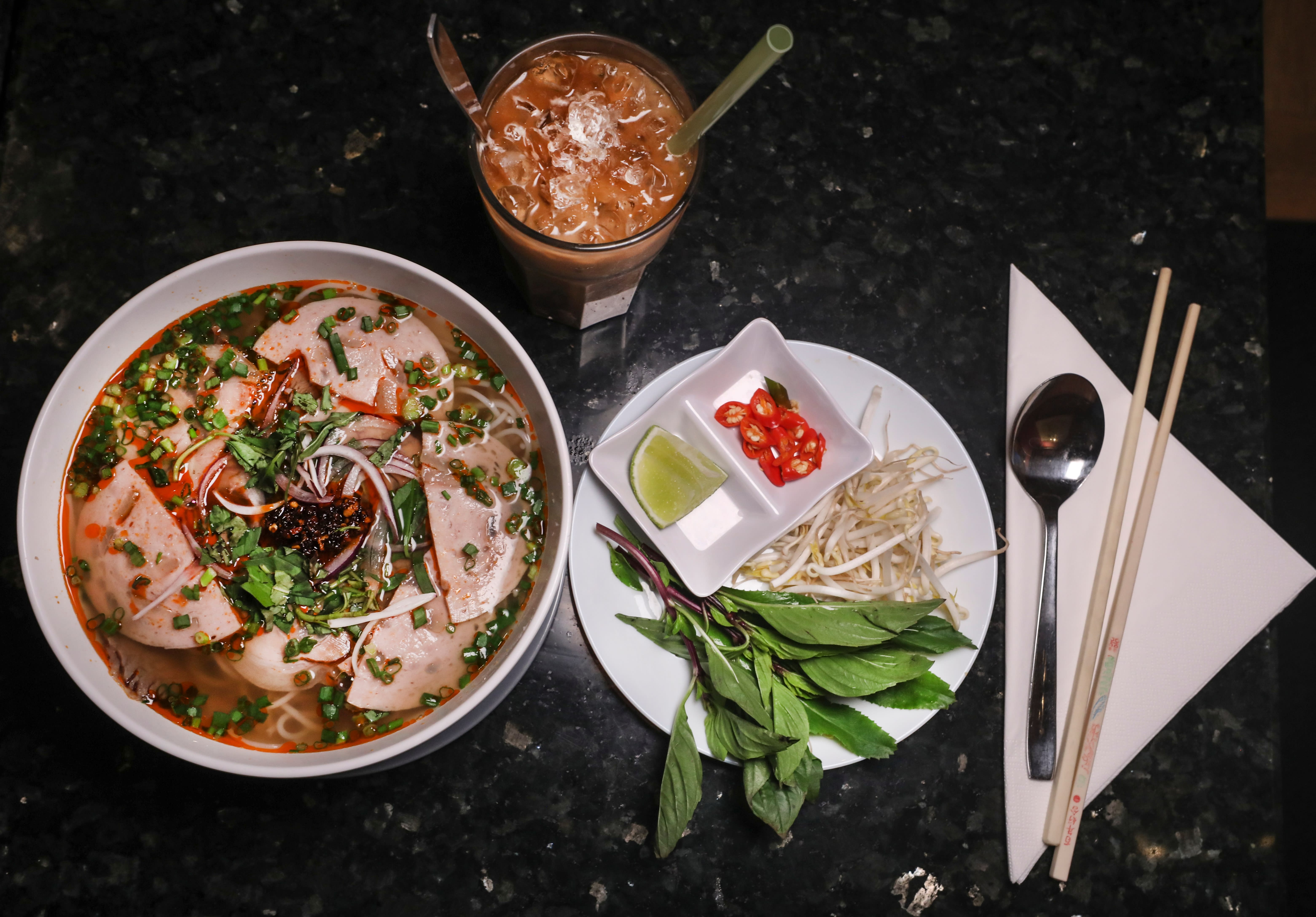 Hue-suppe og vietnamesisk iskaffe.