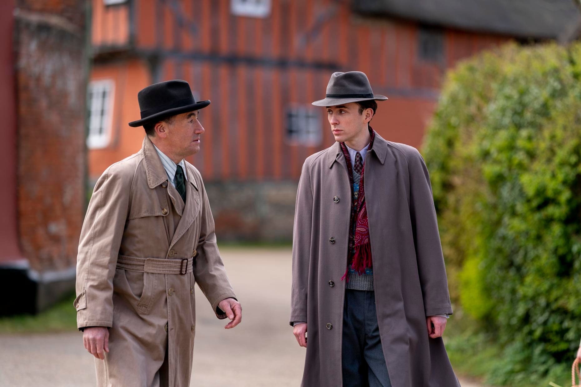 En av historiene foregår i 1955. Her er privatdetektiv Atticus Pünd (Tim McMullan) sammen med assistenten Fraser (Matthew Beard).