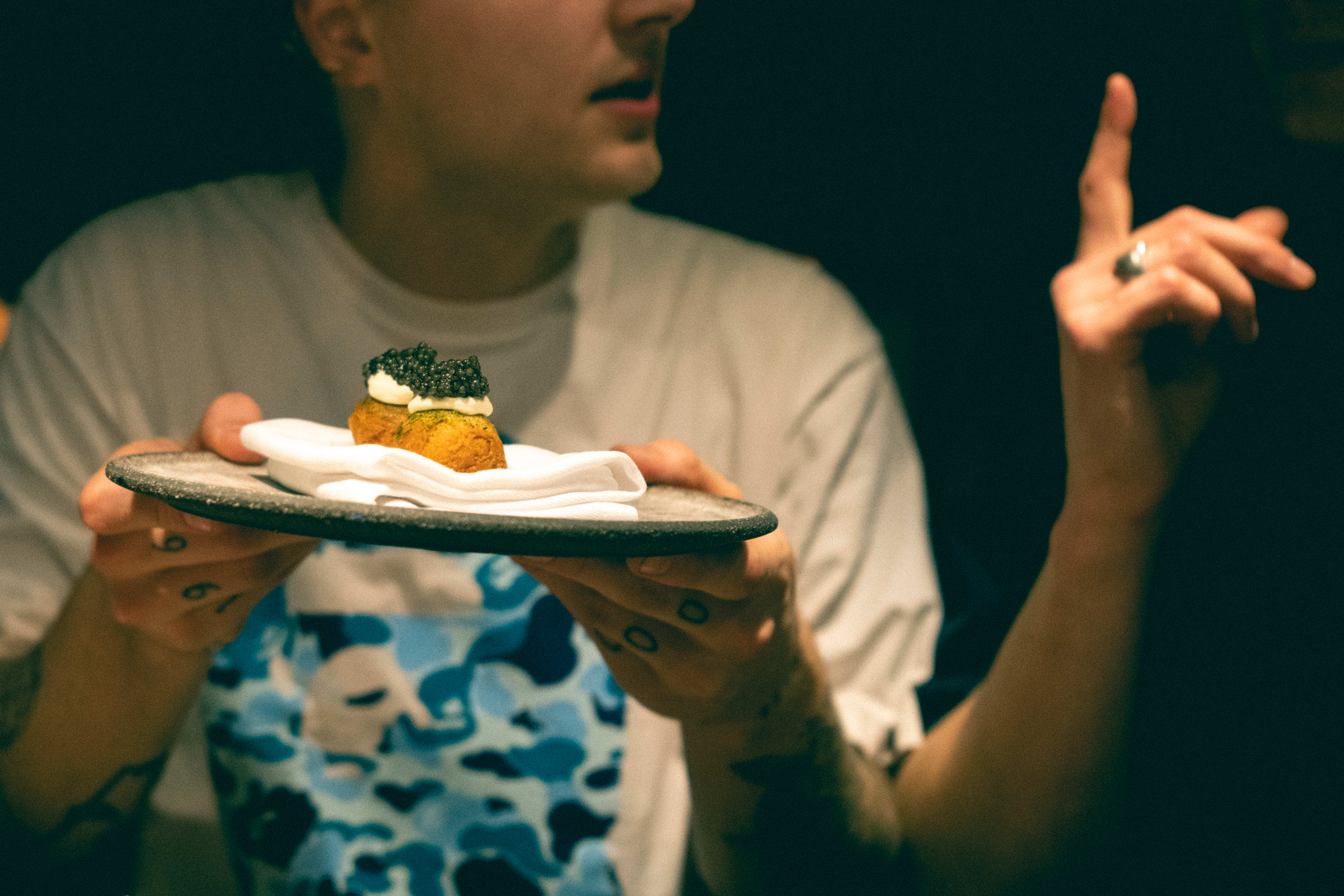 Ett av kveldens høydepunkter: kaviar og donut.