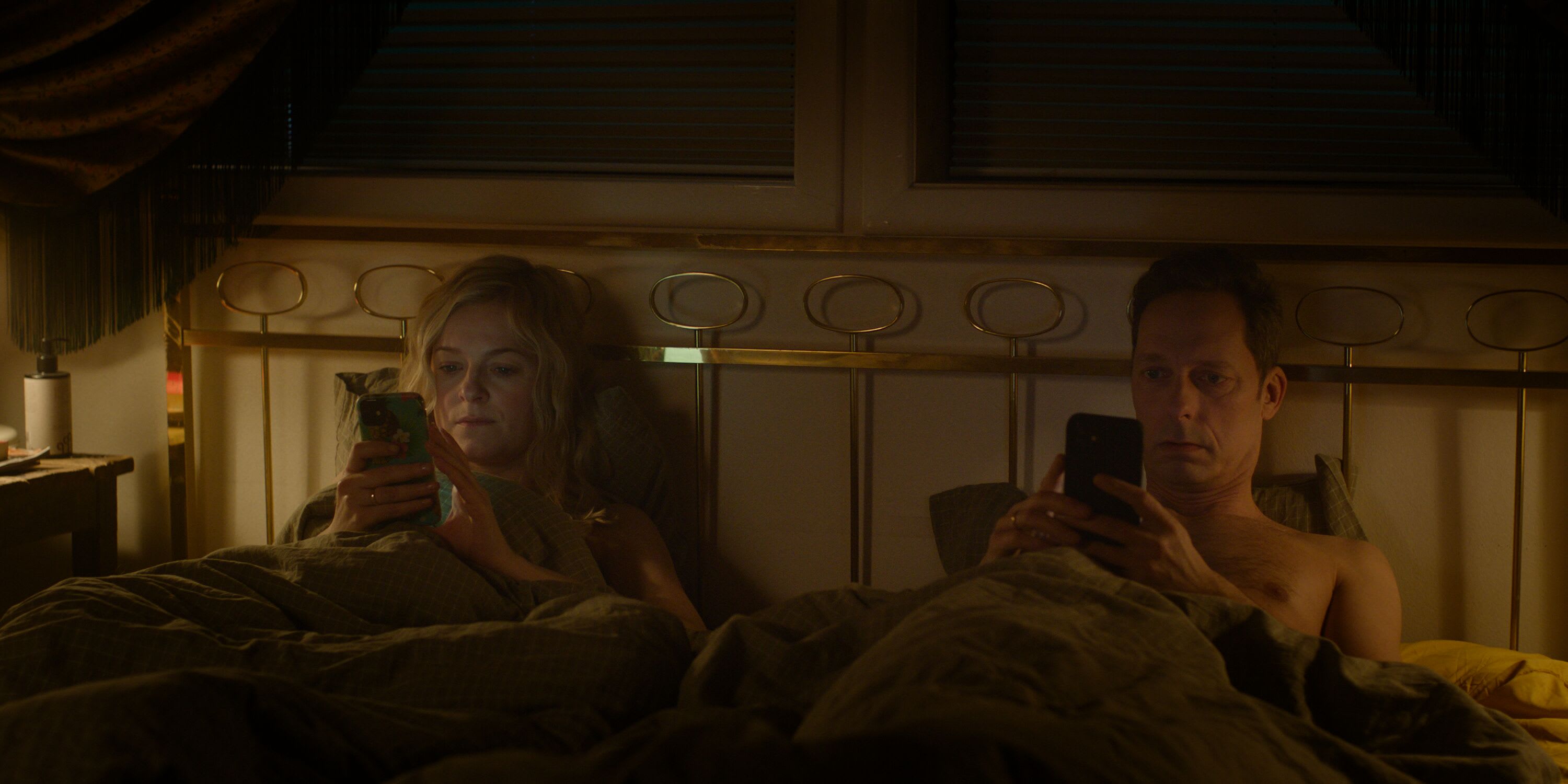 Mariann Hole og Trond Fausa Aurvåg spiller ektepar med de vanlige utfordringene. Lite prat, mye skjerm, null fokus på hverandre.