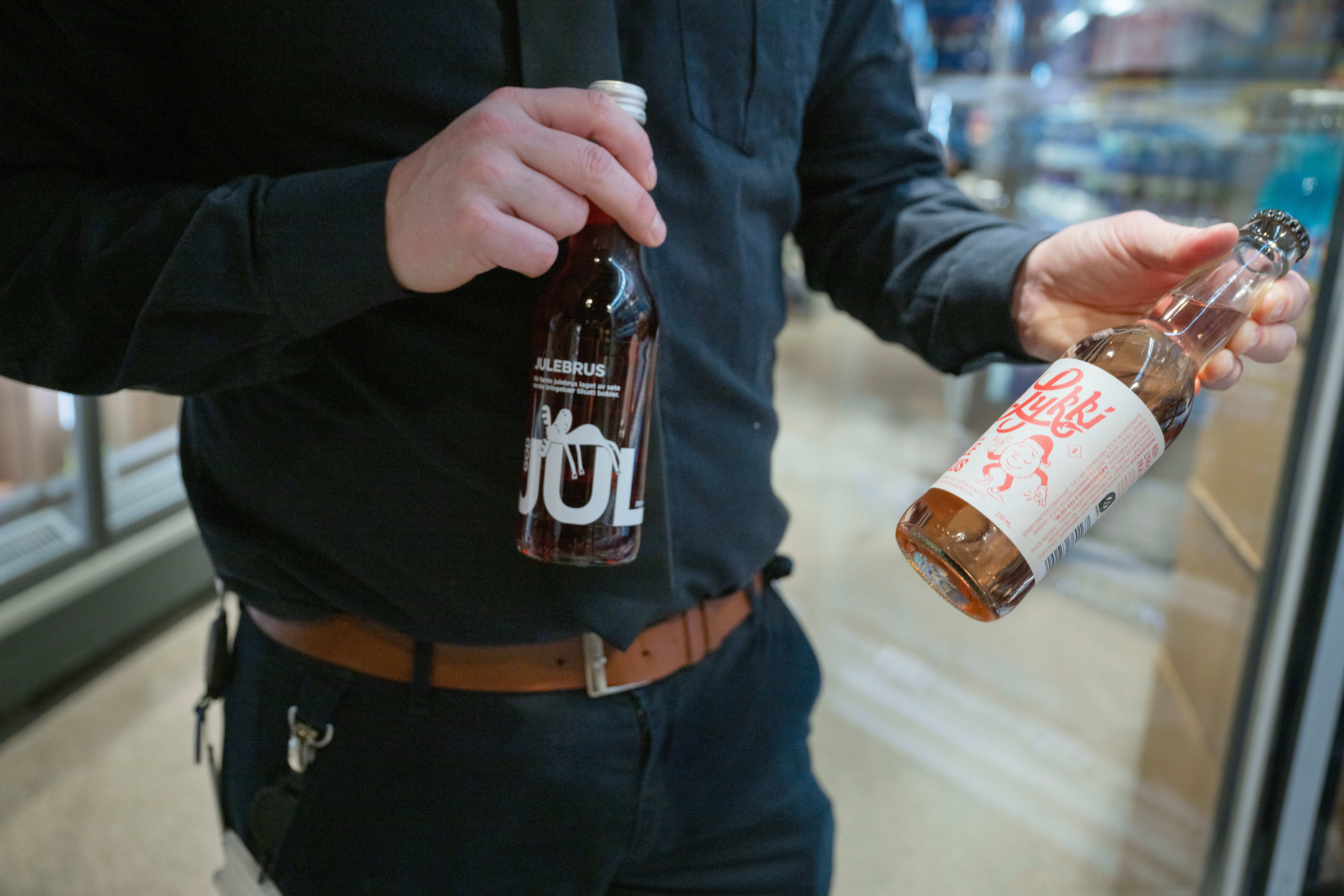 Butikksjef Skogmo har et mål om å smake seg gjennom samtlige varianter i eget utvalg. – Jeg prøver å kjøpe et par flasker i uken til lunsj.