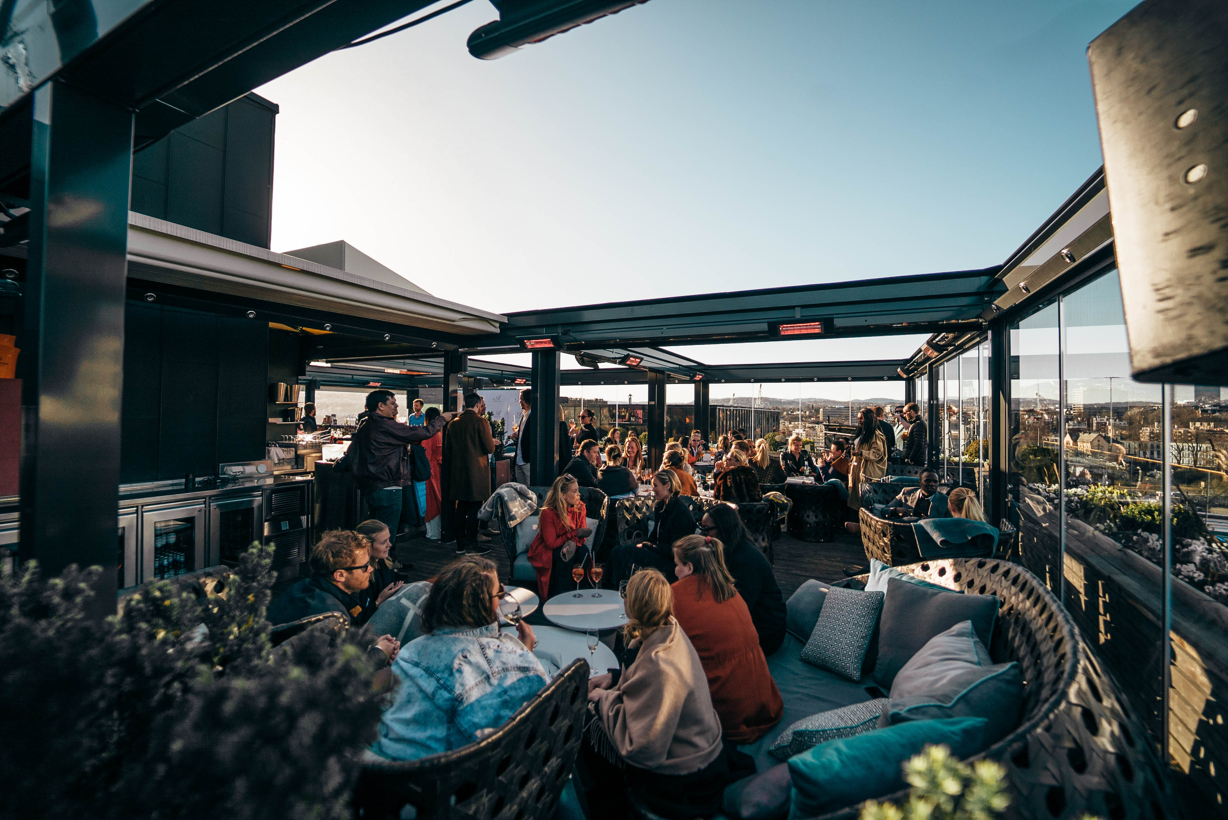 Ute på Tjuvholmen finner du takterrassen til The Thief. Her får du både utsikt over byen og fjorden. 