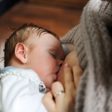 Mindre enn halvparten av babyer får brystmelk. Det skyldes barnemat-produsentenes feilaktige fremstillinger.