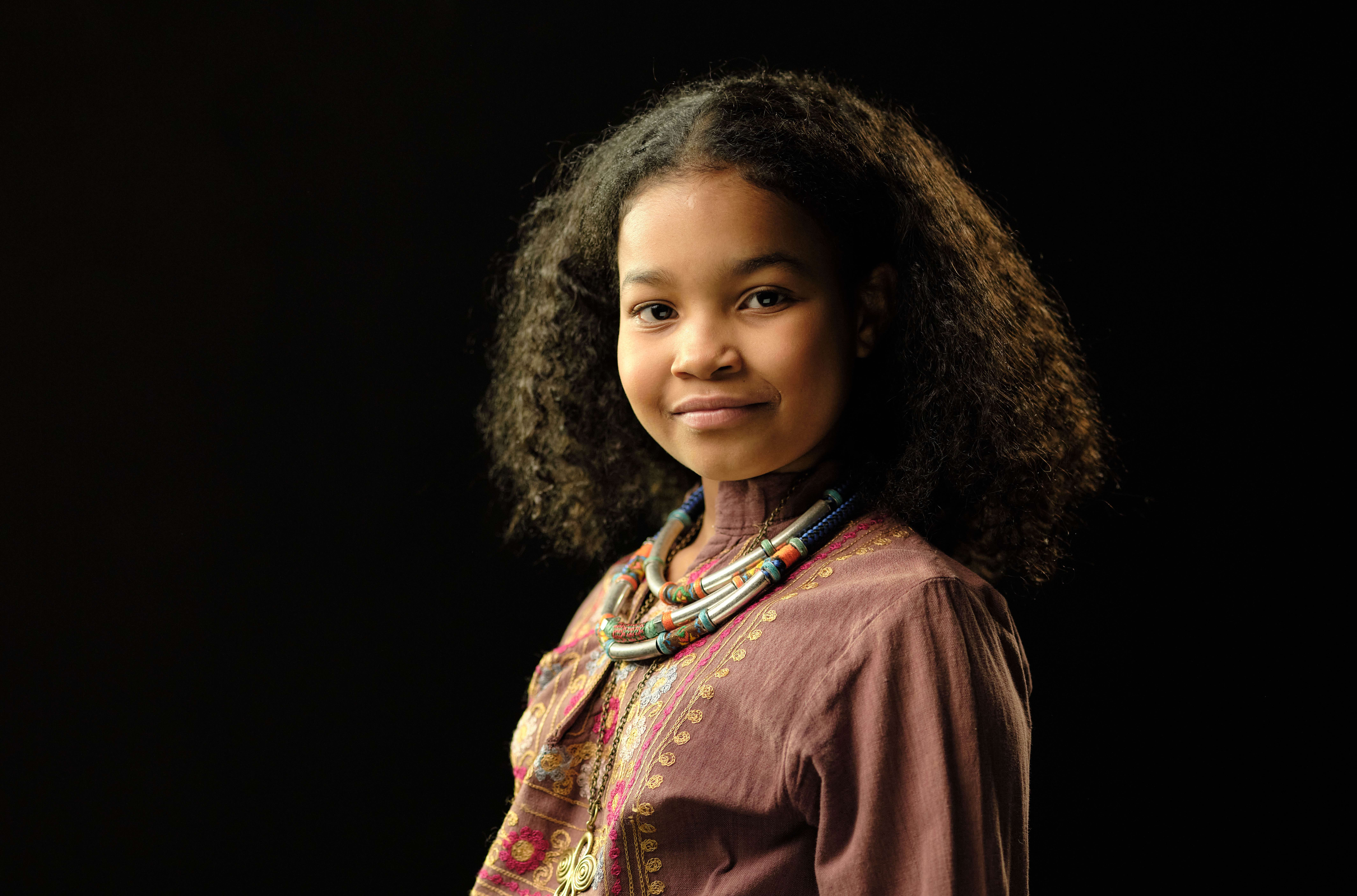 Nisseungen Amina (Aella Arietta Baqwa Ruud) er Pils lillesøster. Ingen tror på henne når hun sier at Naskenissene finnes. 