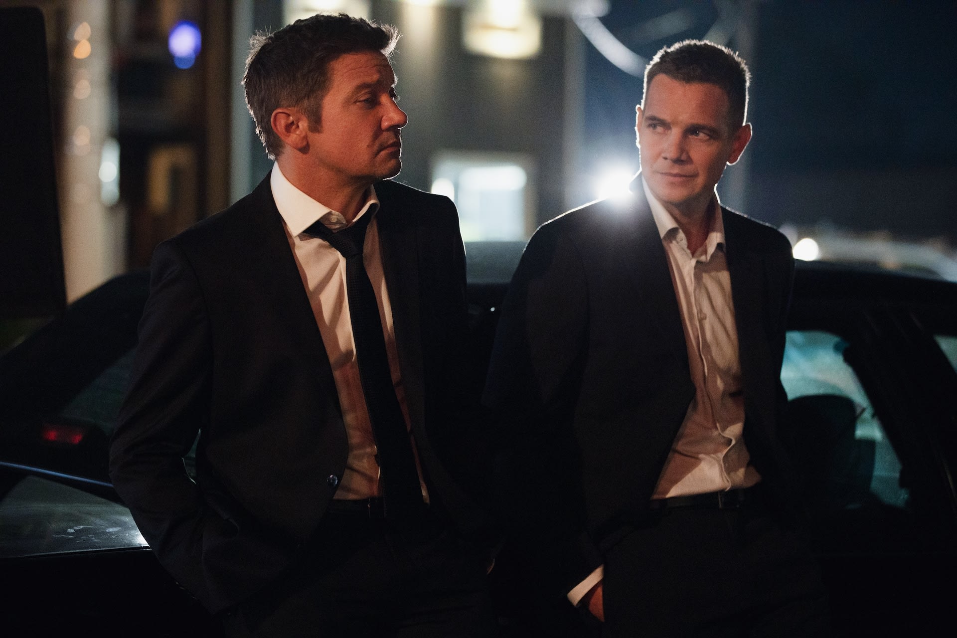 Jeremy Renner spiller hovedrollen Mike McClusky i «Mayor of Kingstown». Taylor Handley spiller lillebroren Kyle McClusky. Serien går på Paramount+.