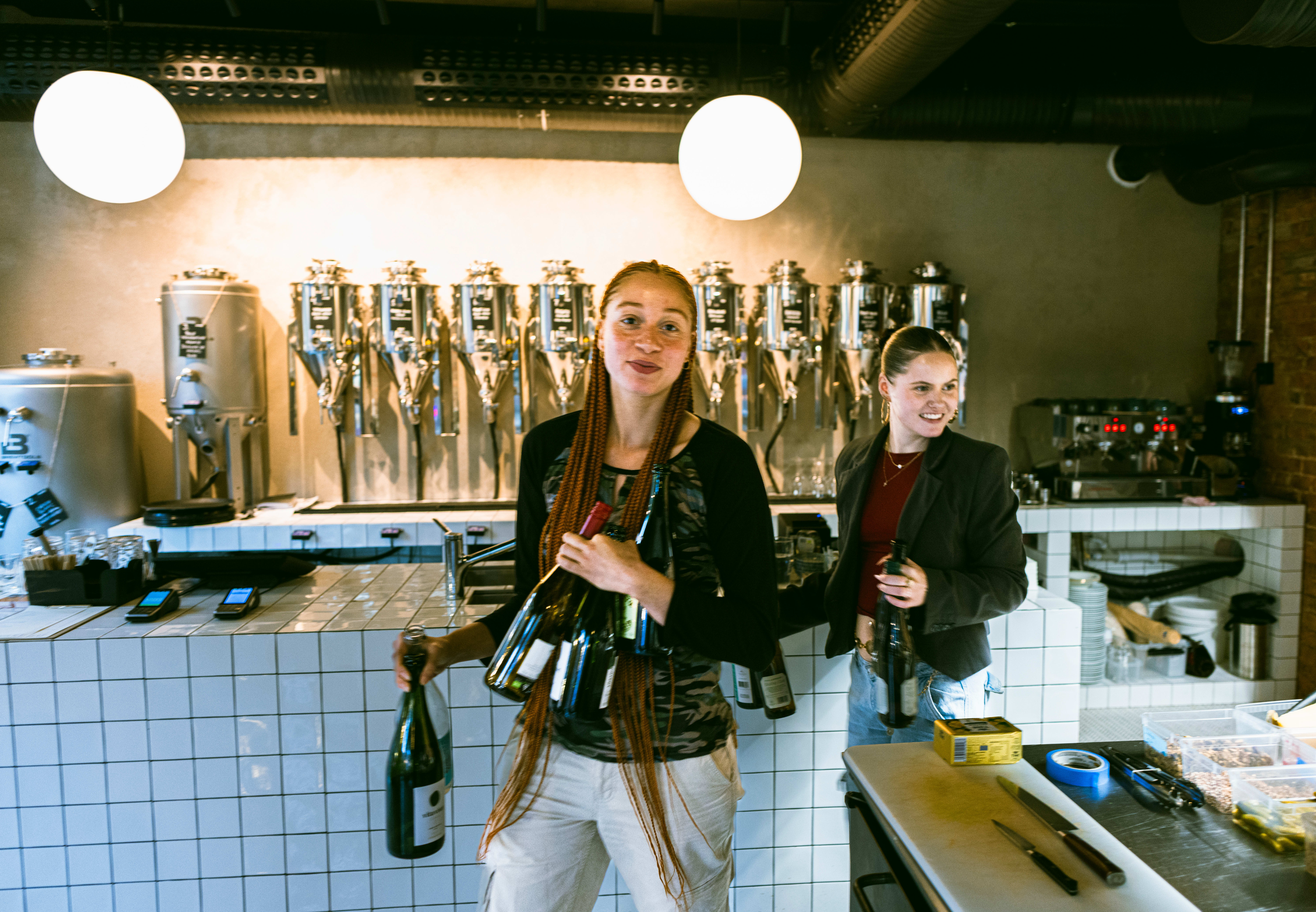 På Kafé Republik serverer de vin tappet direkte fra tank og bobler på flaske. 
