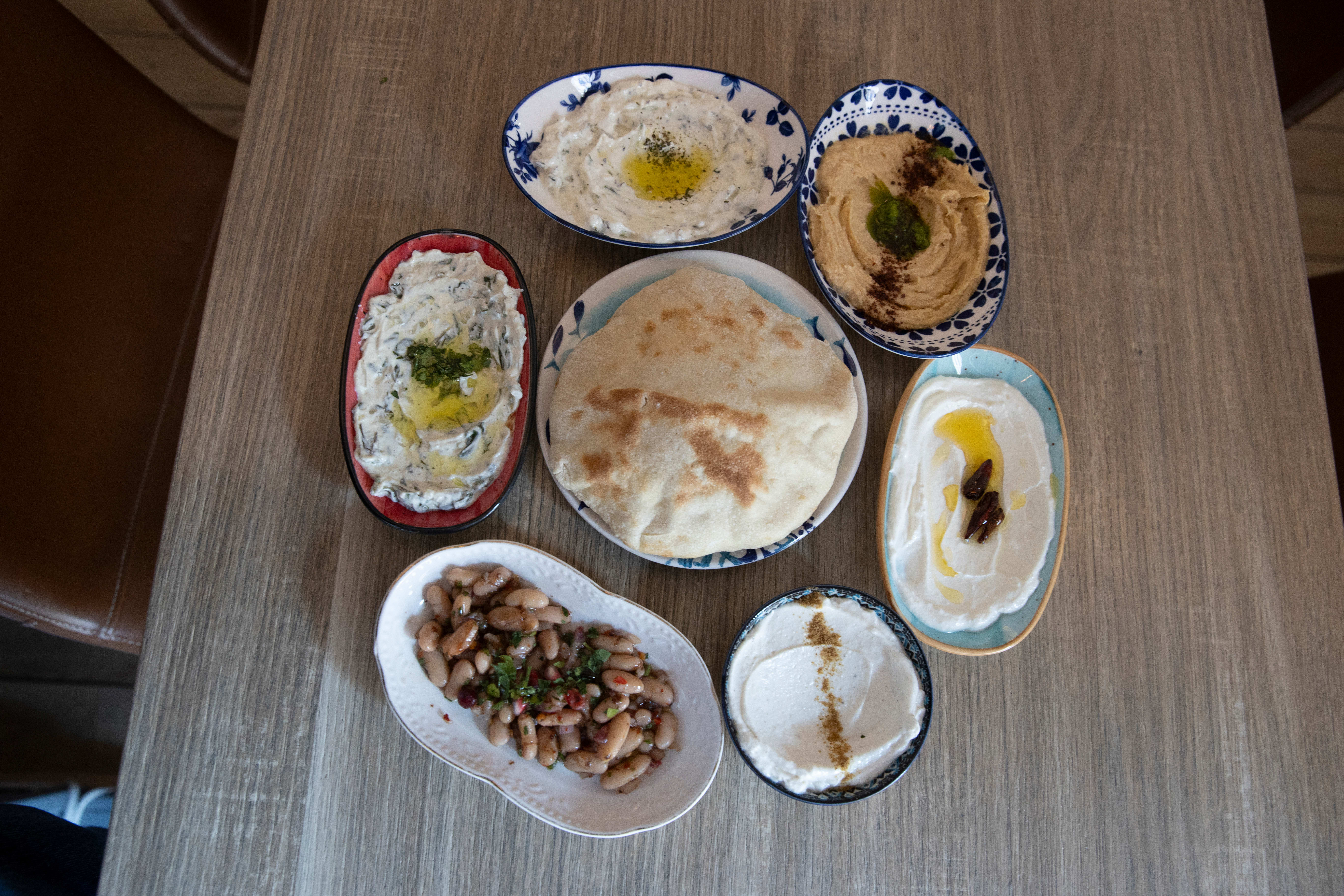 Skikkelig kosemat! Her spiser du meze i Oslo.