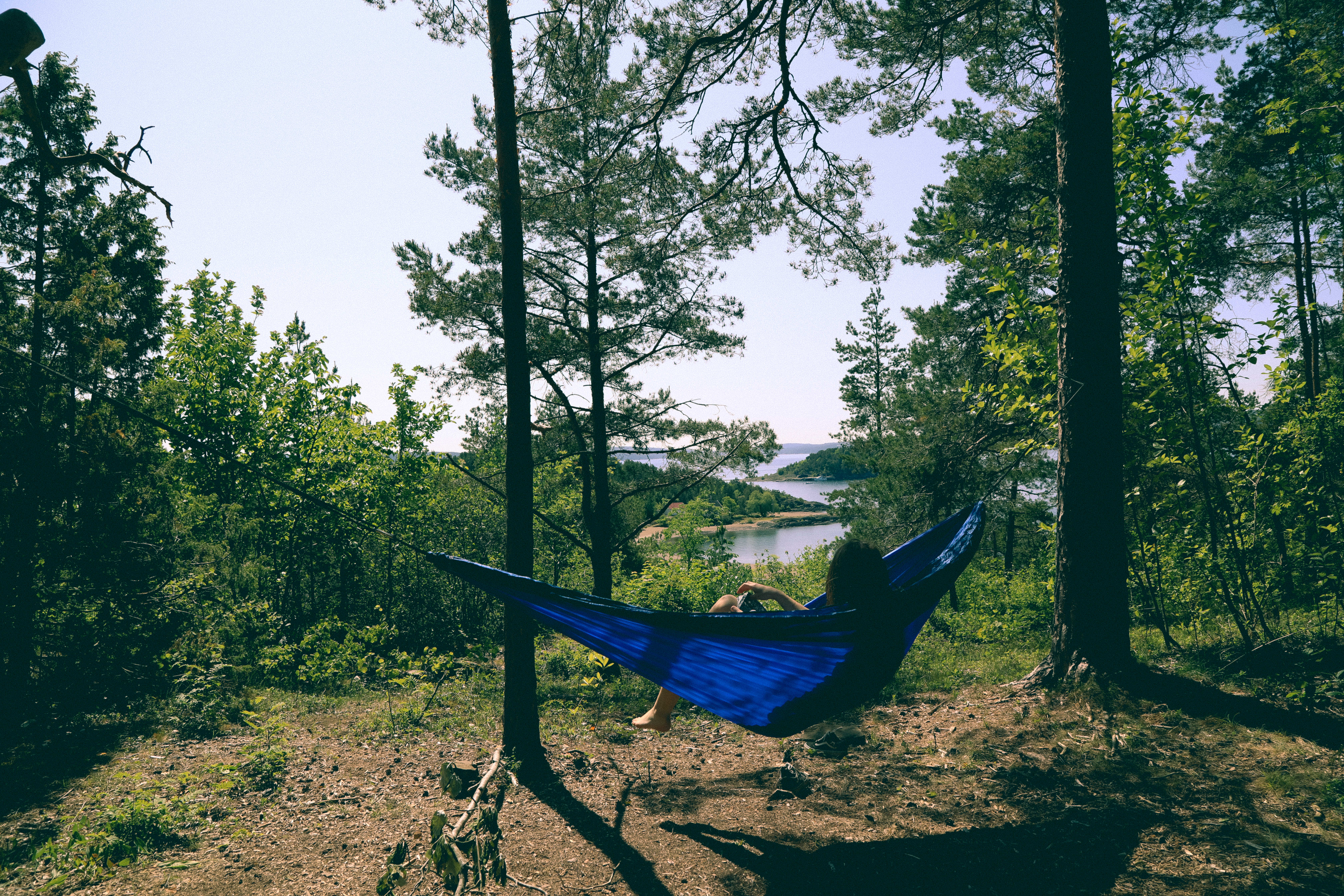 I tillegg den lange sandstranden på bildet øverst, finnes det mange steder å sløve i skyggen. 