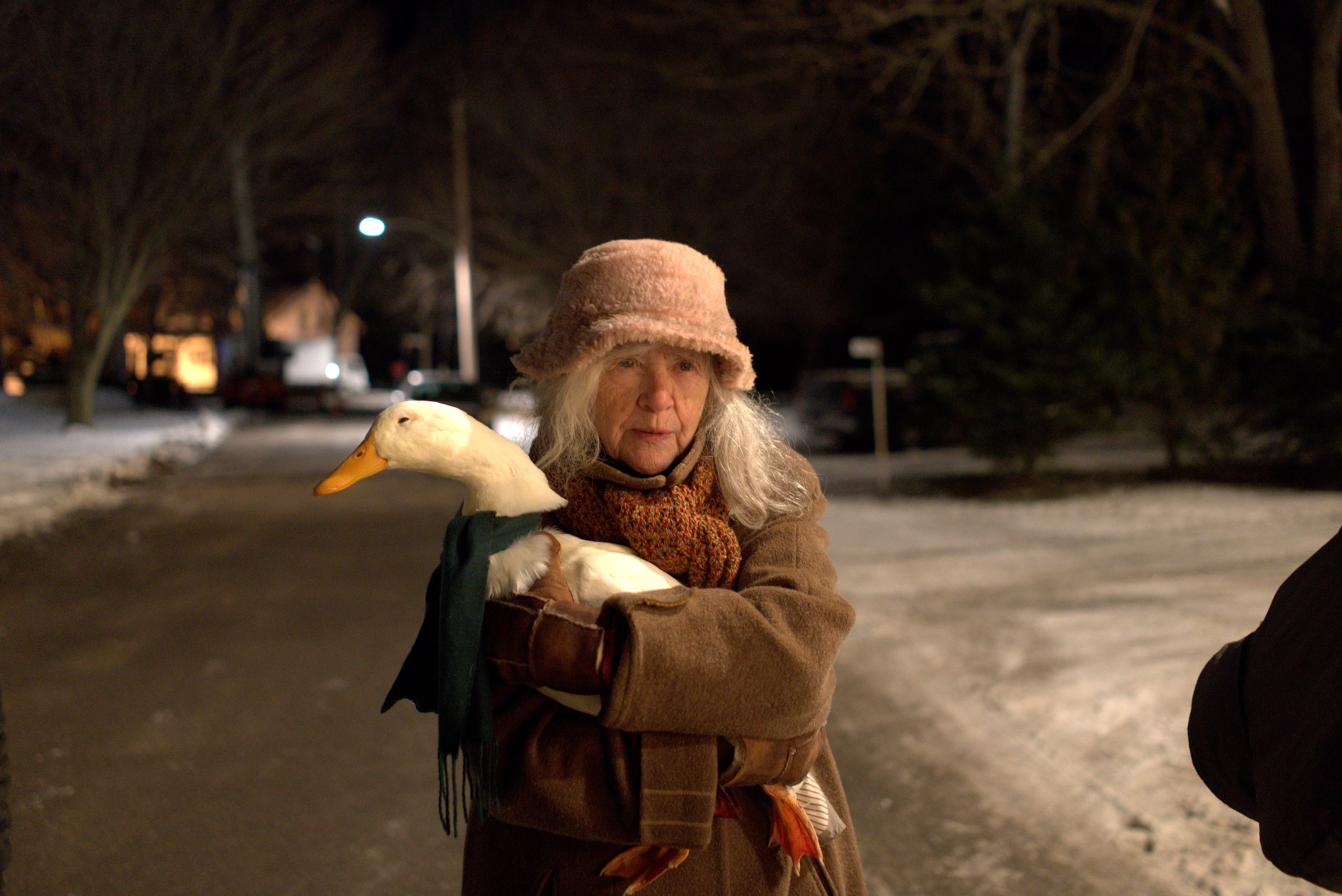 Et helt vanlig syn i Three Pines: Ruth (Clare Coulter) og anden Rosa.