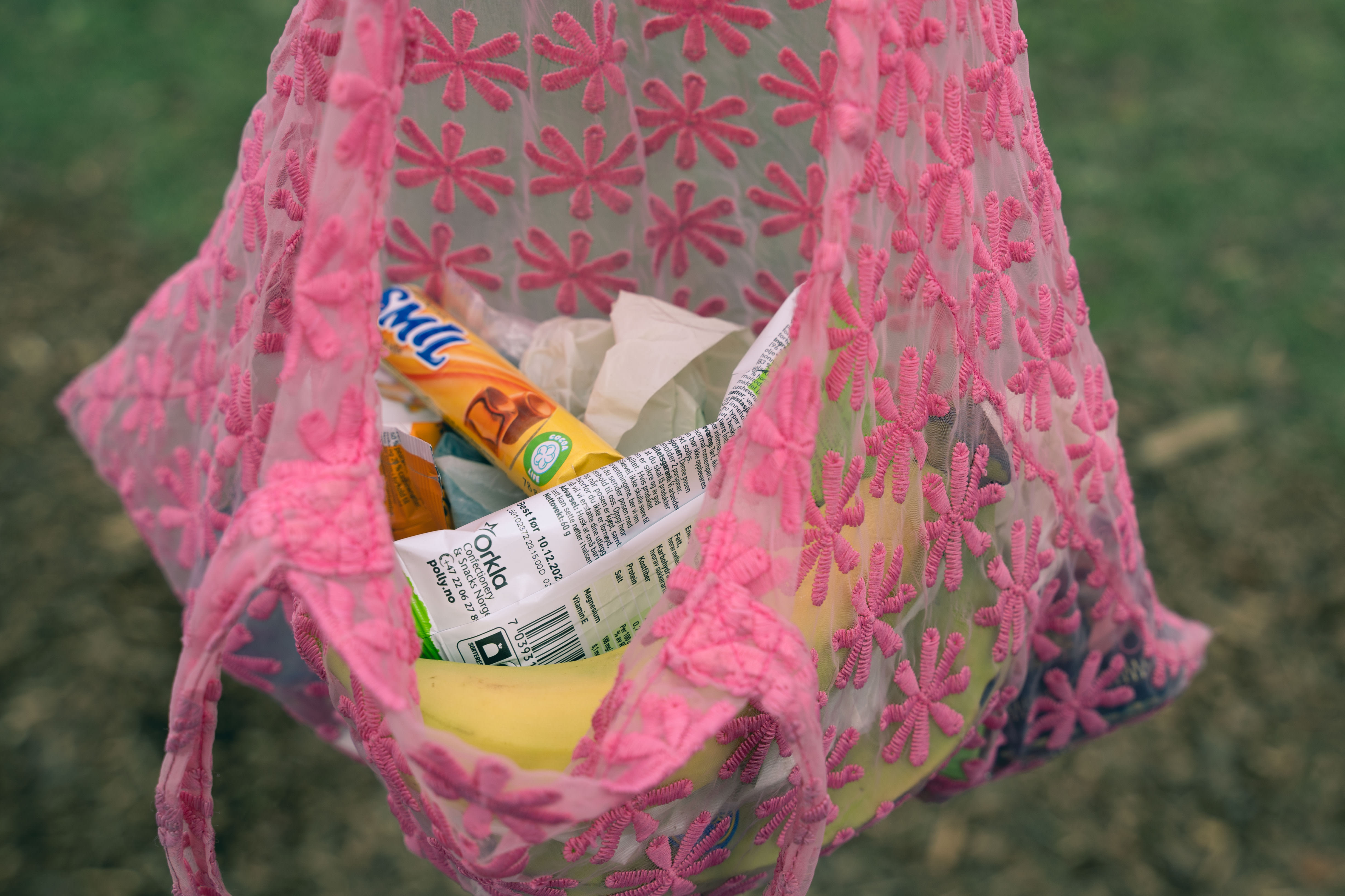 Alt av småsnacks kommer gjennom inngangsvaktene. Men hold matpakken hjemme. 