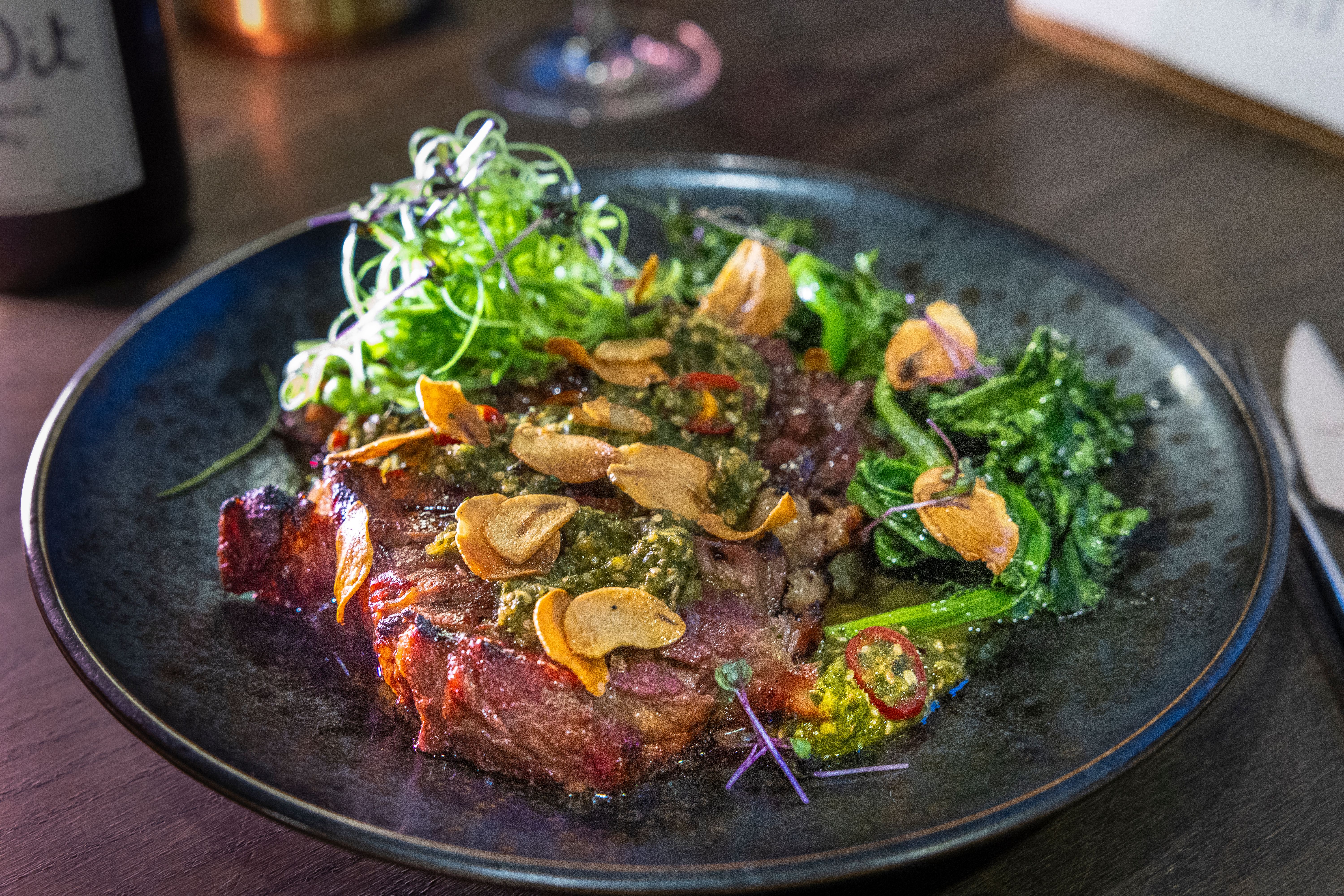 Nydelig grillet ribeye med chimichurri, men ikke bestill syv retter. Det blir for mye mat. 