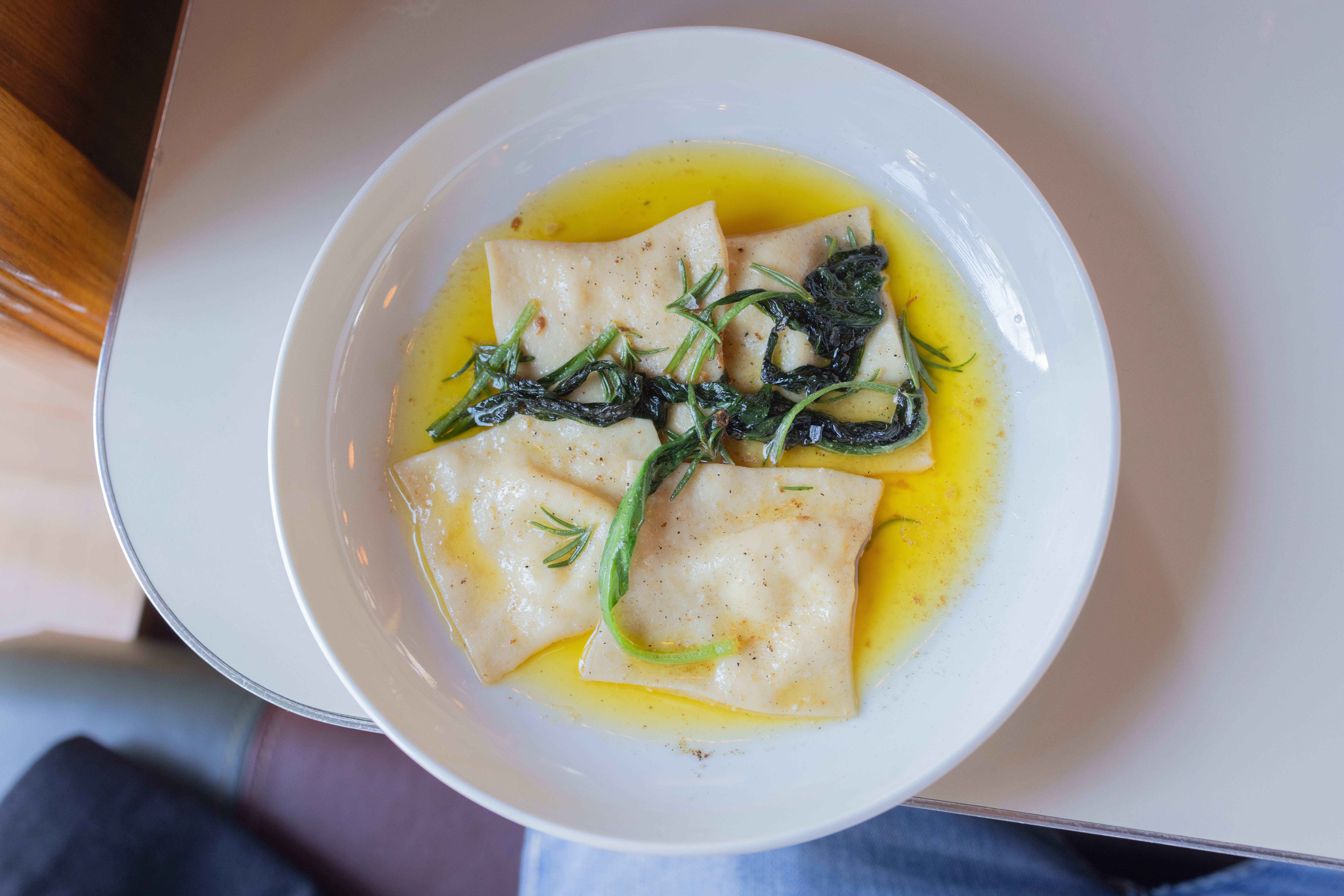 Ravioli med ricotta, brunet smør og ramsløk.