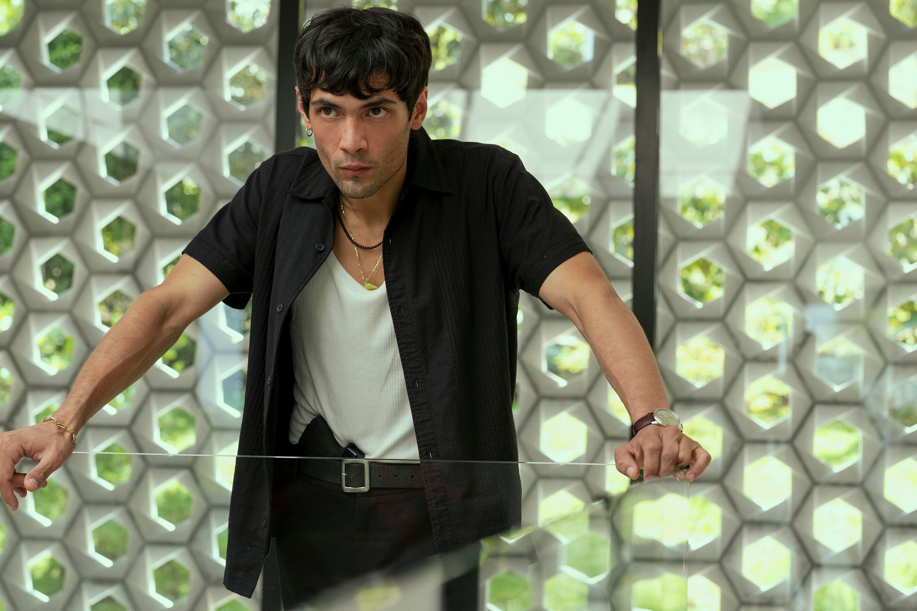 Hvem er egentlig Teddy dos Santos? Diego Calva spiller våpensmugleren med myk, smidig kraft.