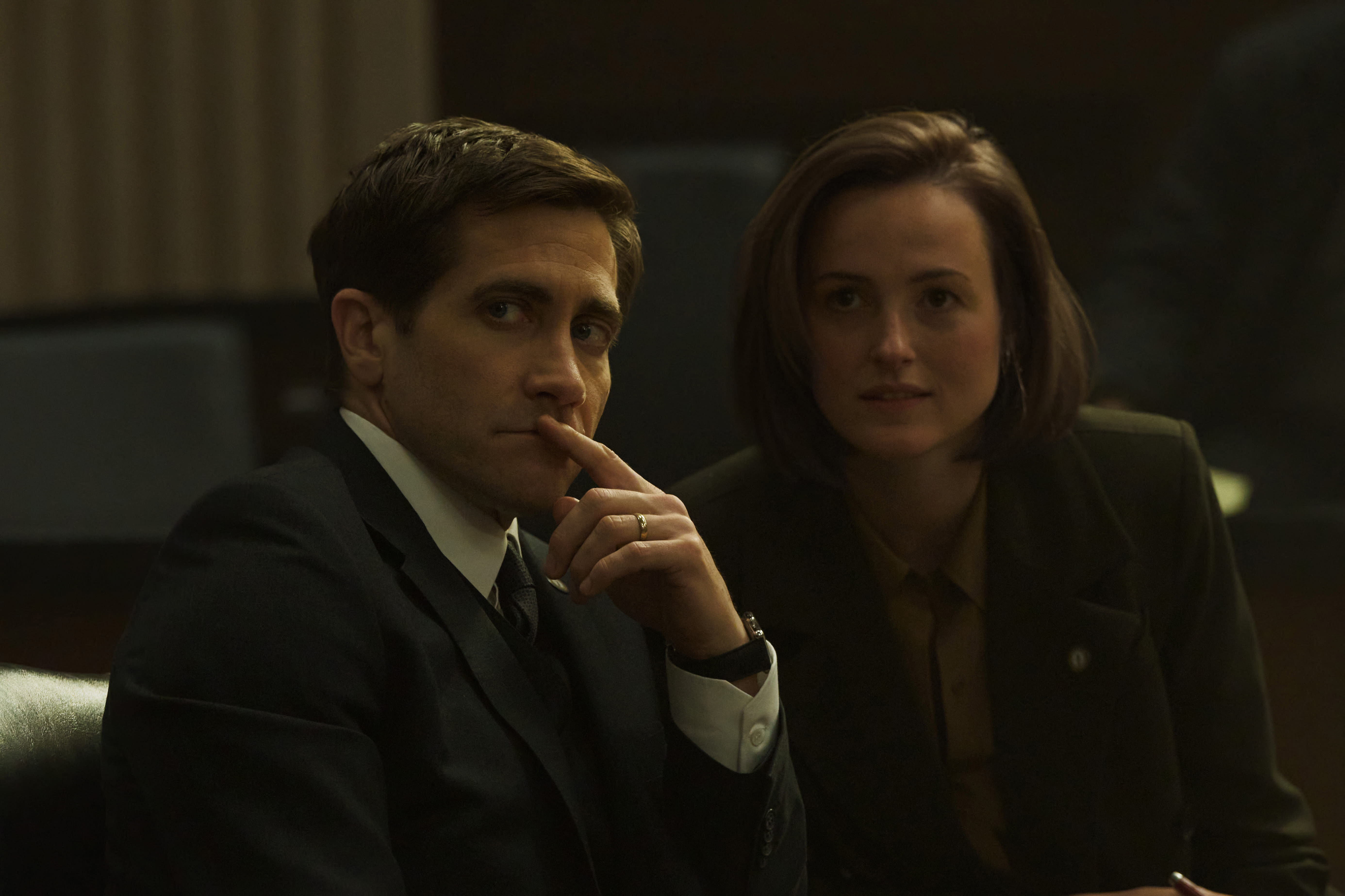 Jake Gyllenhaal og Renate Reinsve i et av tilbakeblikkene de har sammen i «Presumed Innocent». Han spiller Rusty, advokaten som tiltales for å ha drept henne.