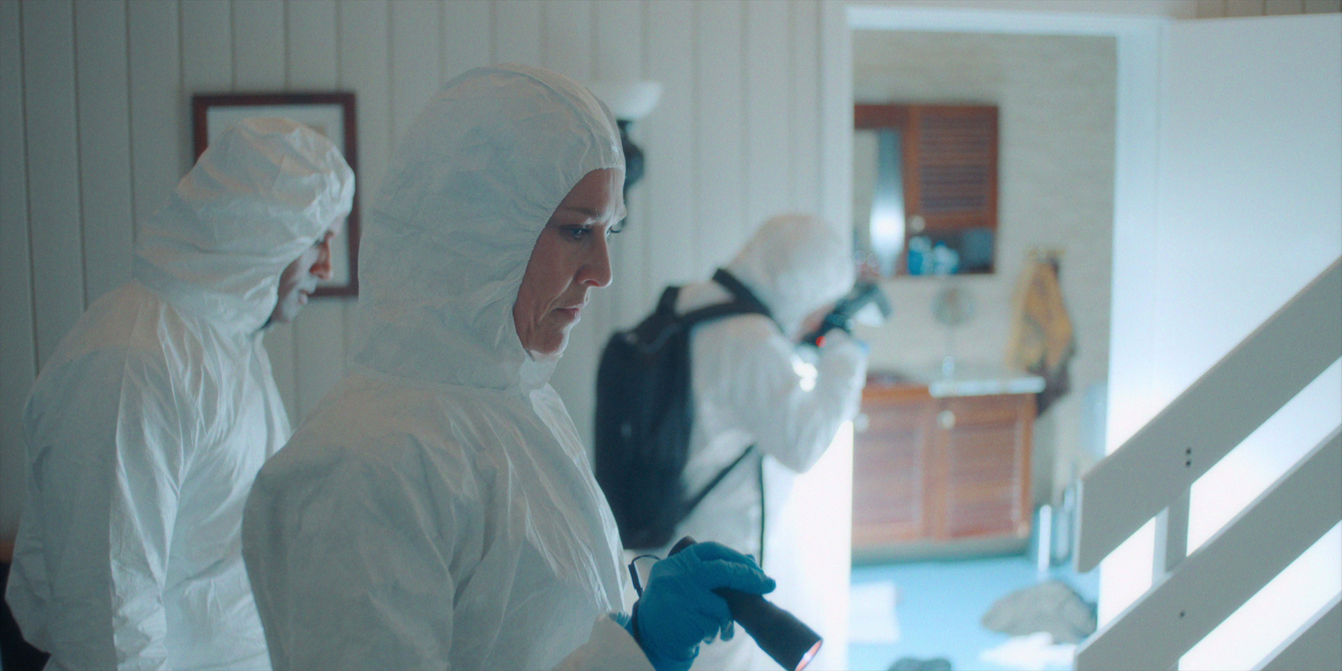 Serien starter med dramatiske bilder fra inne i huset til familien Hagen. Det viser seg å være en rekonstruksjon.