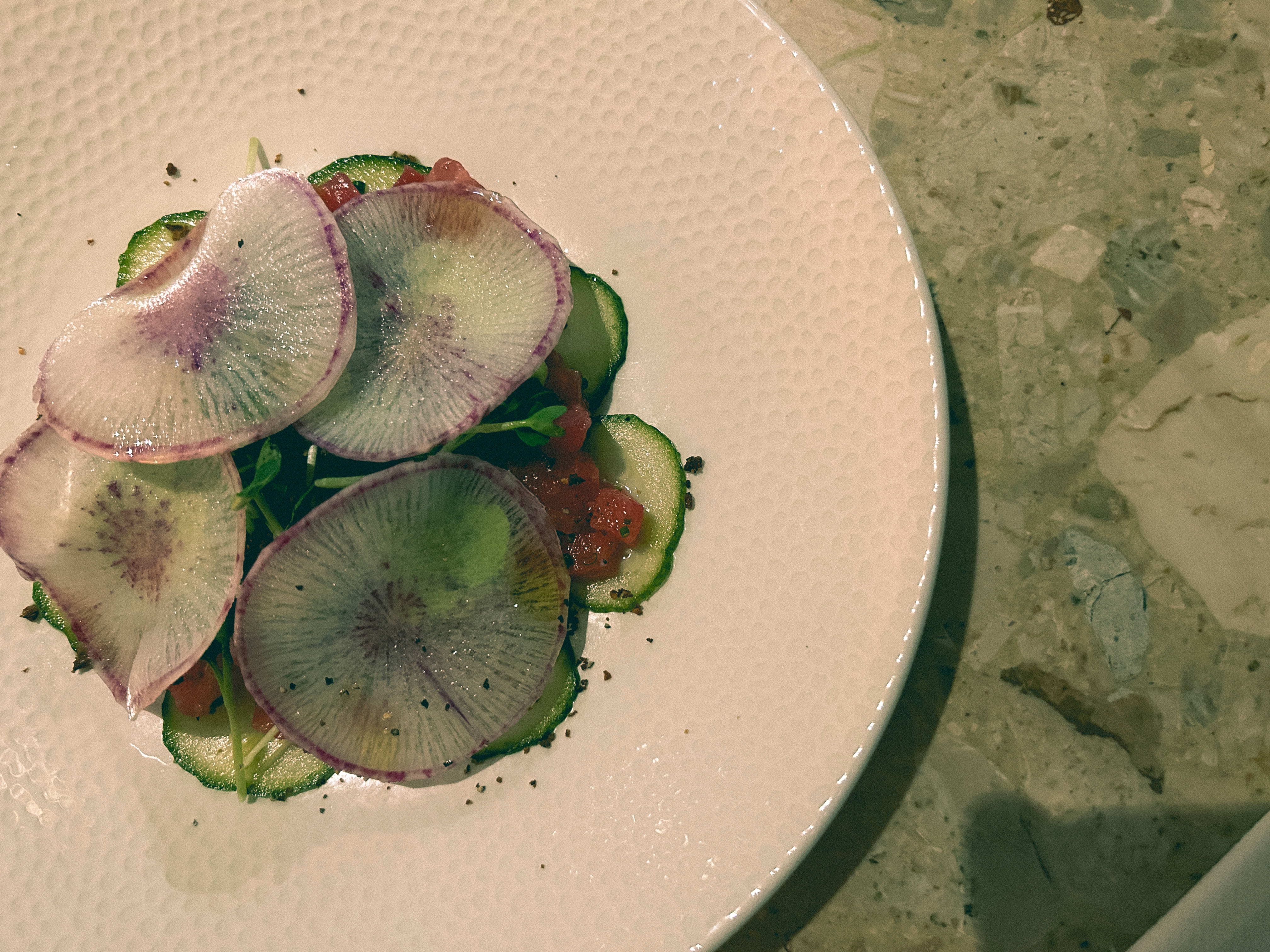 Laksetartaren var en lett og god forrett, med litt dvaske agurkskiver.