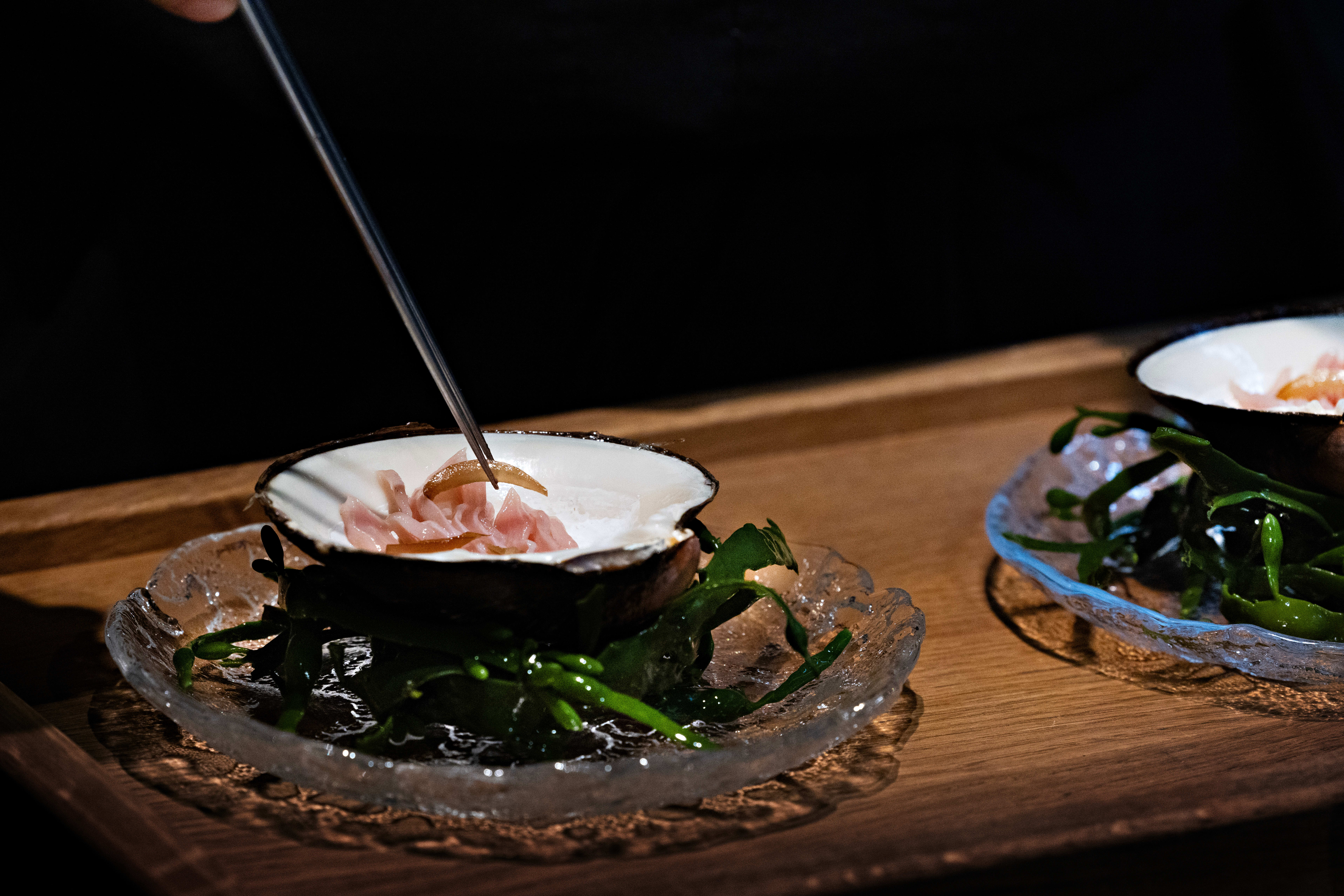 Djevelen er i detaljene. Flittig pinsettbruk på Credo.