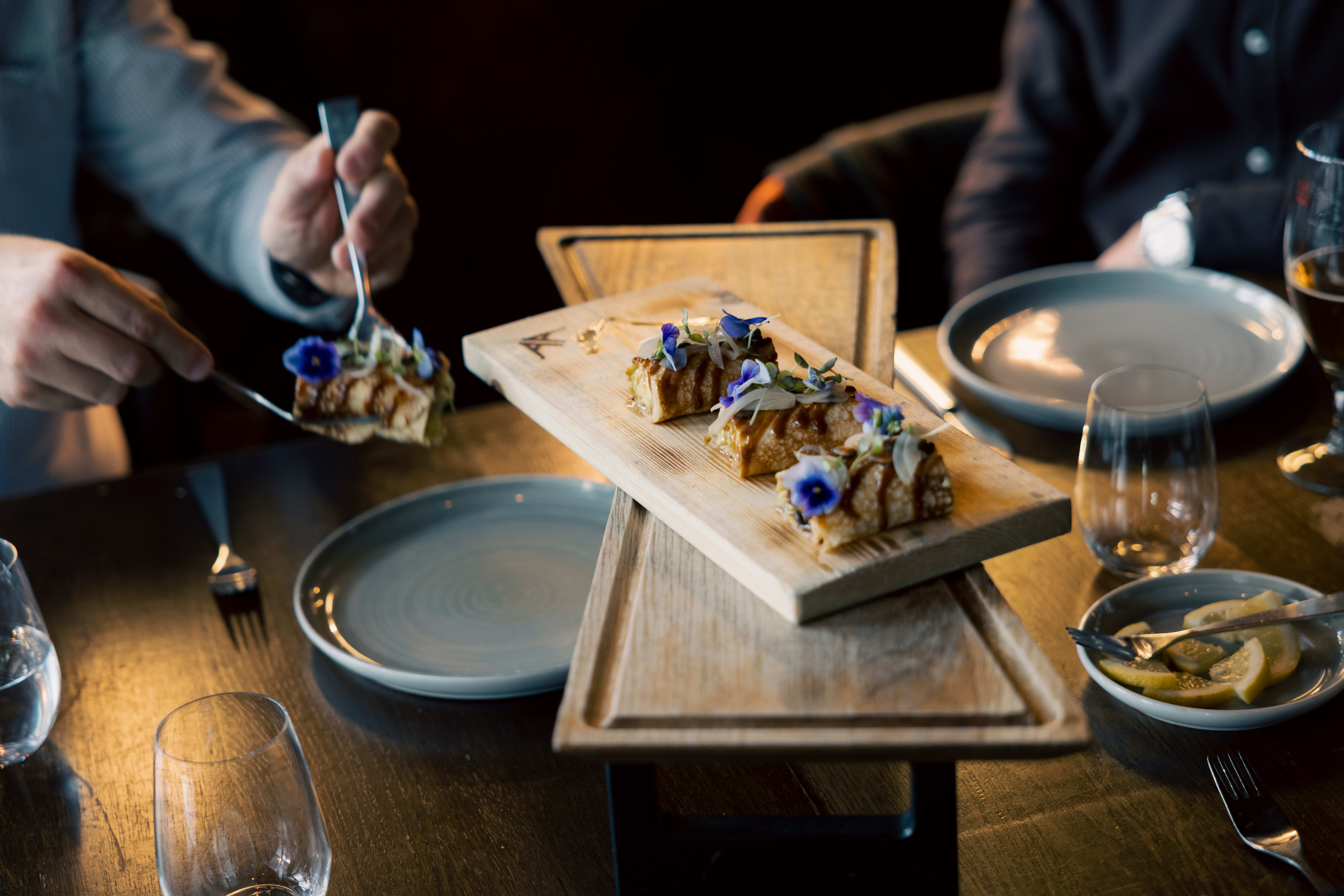 Her tar du med svigers på restaurant