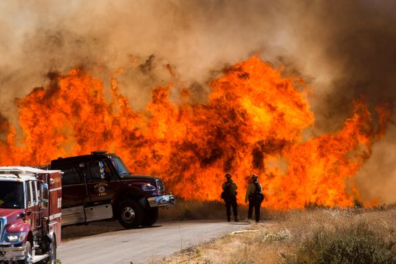 Evakuerer tusenvis fra skogbranner i California