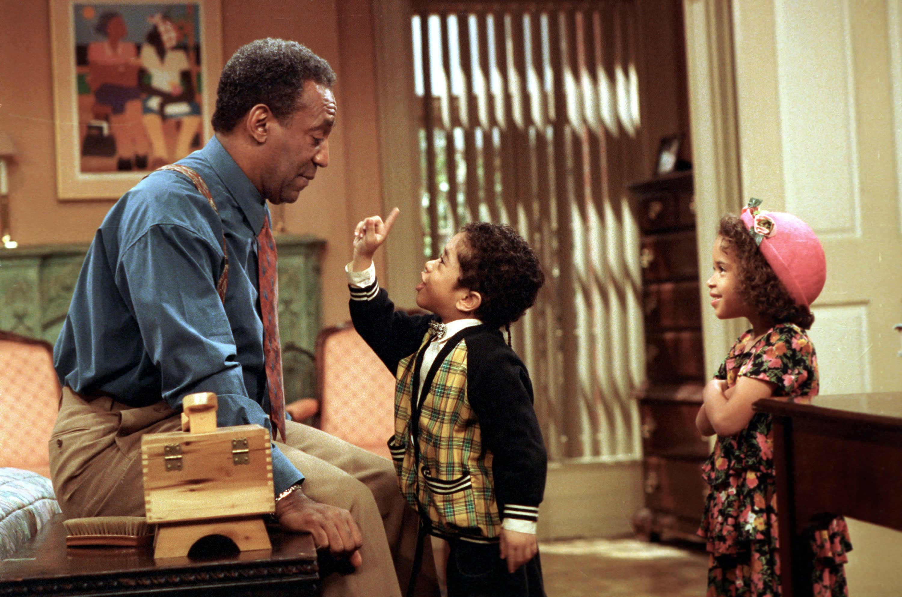 Bill Cosby sammen med Gary Gray og Jessica Vaughn. Bildet er fra den siste episoden av «The Cosby Show».