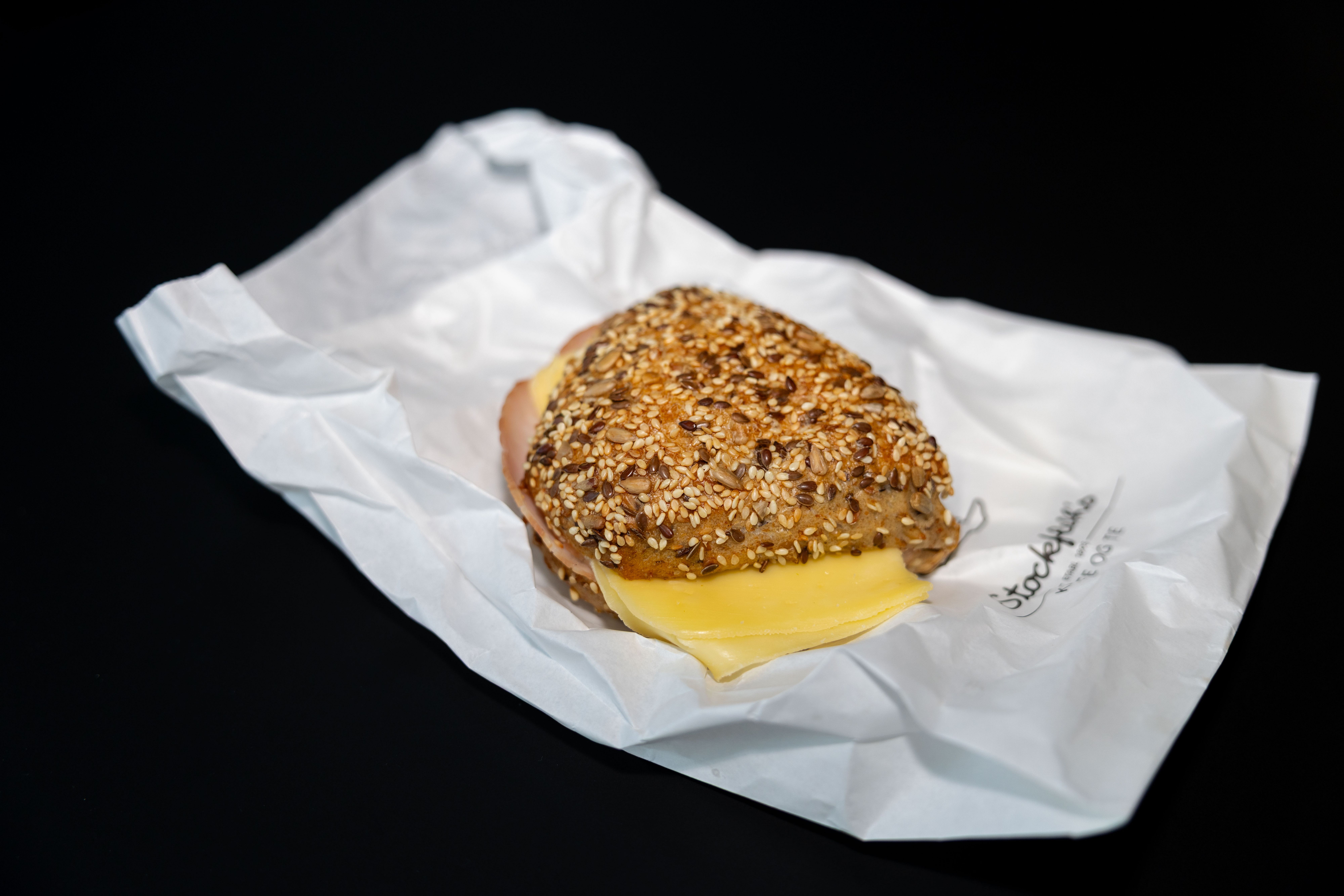 Brød med ost og skinke. Hvorfor klundre til noe så enkelt?