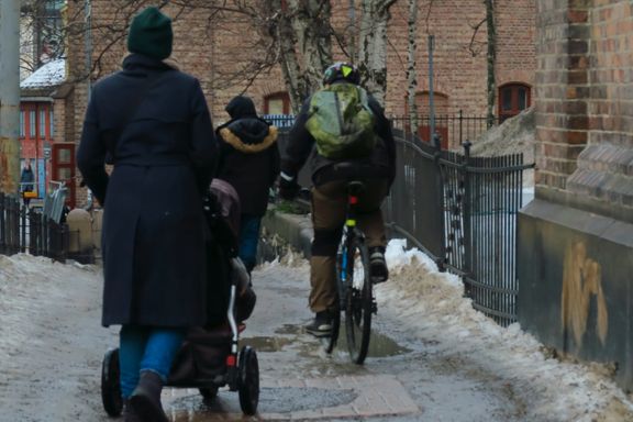 Bymiljøetaten oppfordrer syklistene til å bruke fortauet, stikk i strid med egne anbefalinger.