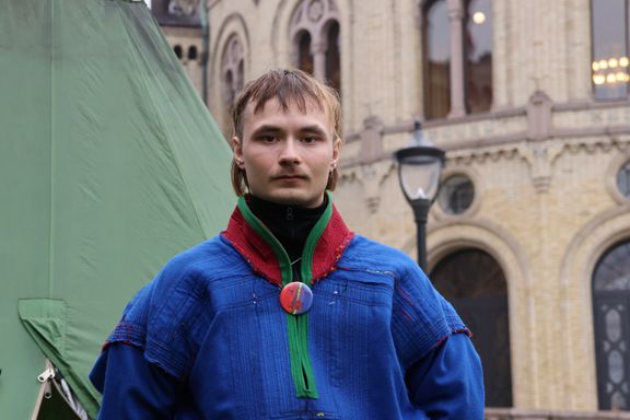 Mihkkal Hætta (22) bor i lavvo utenfor Stortinget: – Holder jo på å miste helt tilliten til staten
