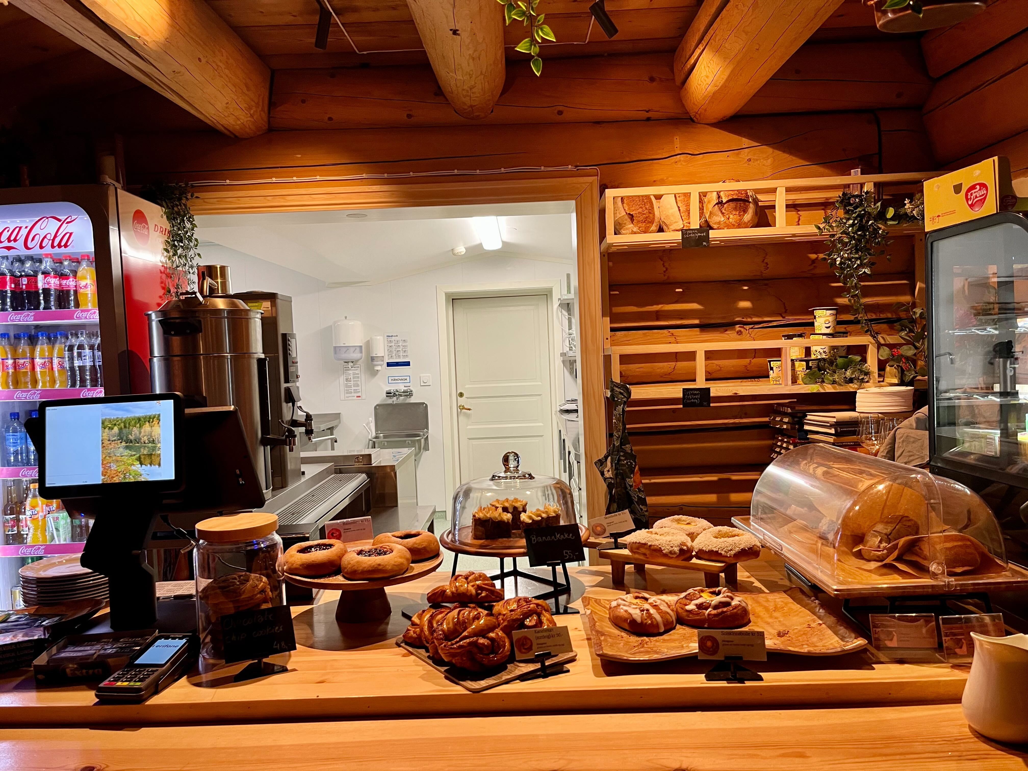 Disken på Tyrvannstua er full av fristende bakst.