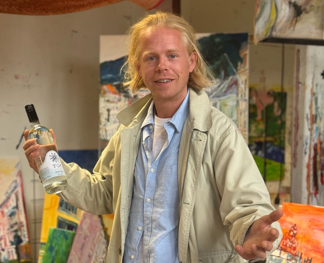 Axel Vindenes har turnert verden rundt med Kakkamaddafakka. Nå kombinerer han det med kunst og vann.