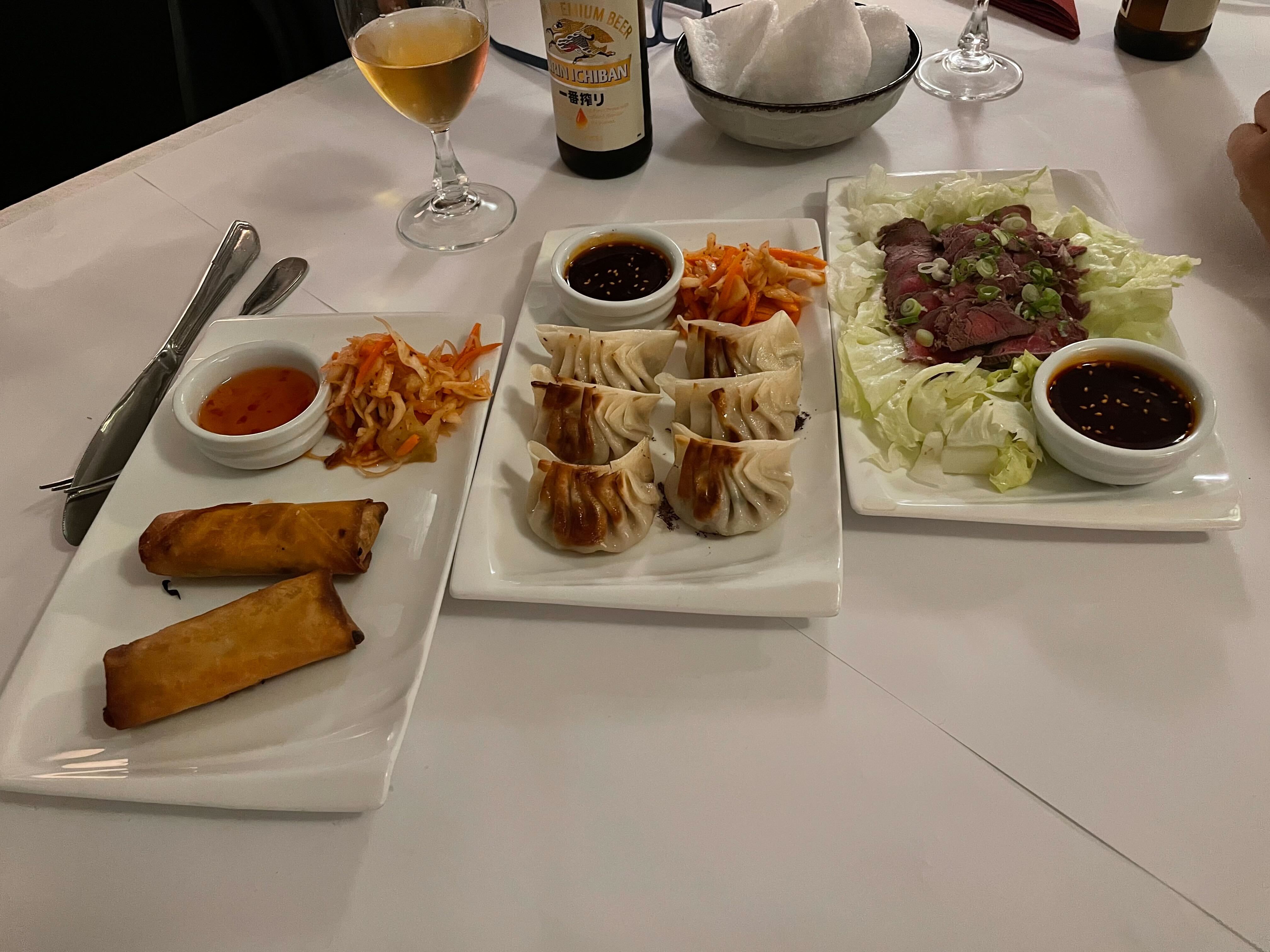 Vårruller, gyoza og tataki til forrett. Den beste til venstre i bildet. Den dårligste til høyre. 