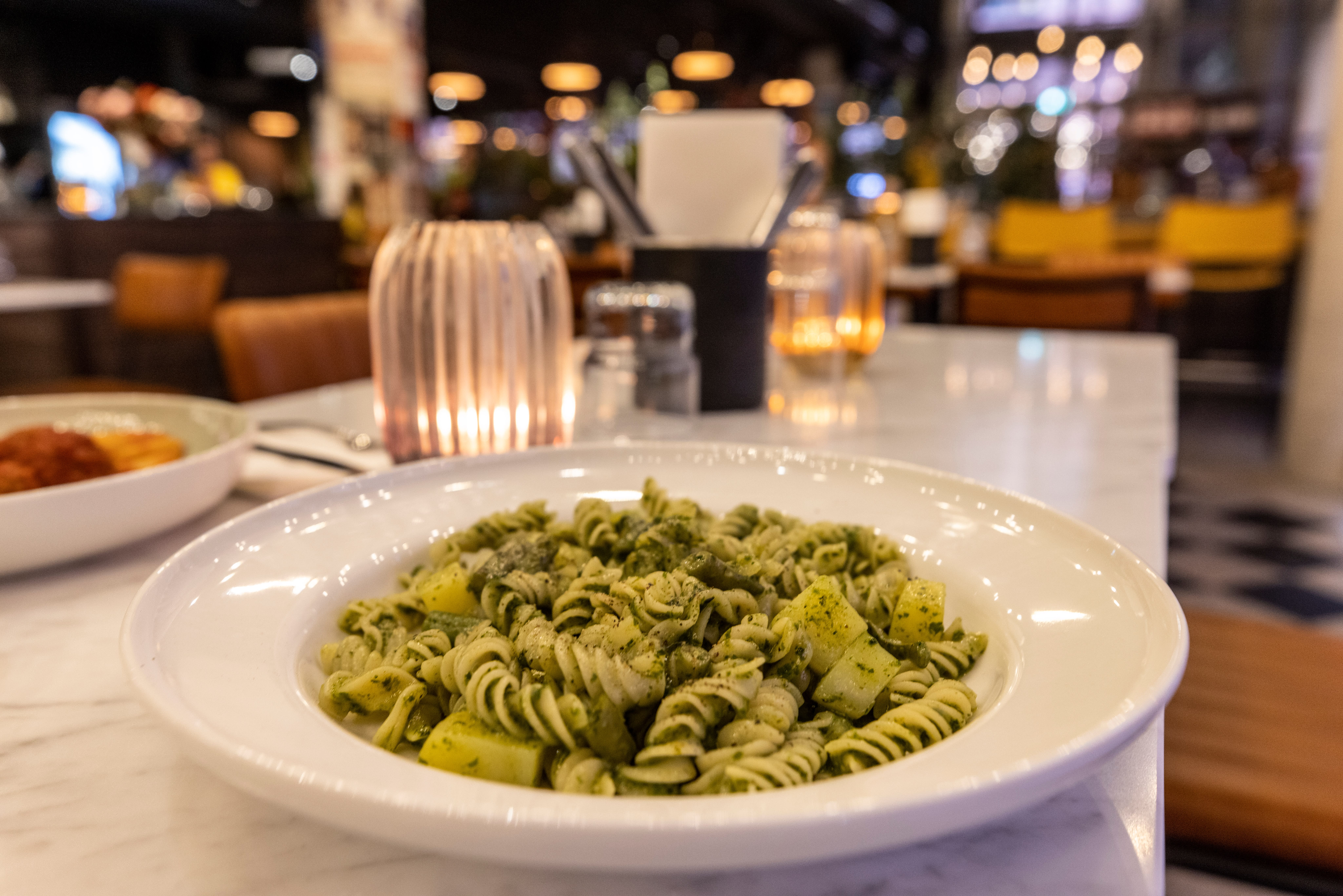 Håndlaget pasta med poteter og pesto.
