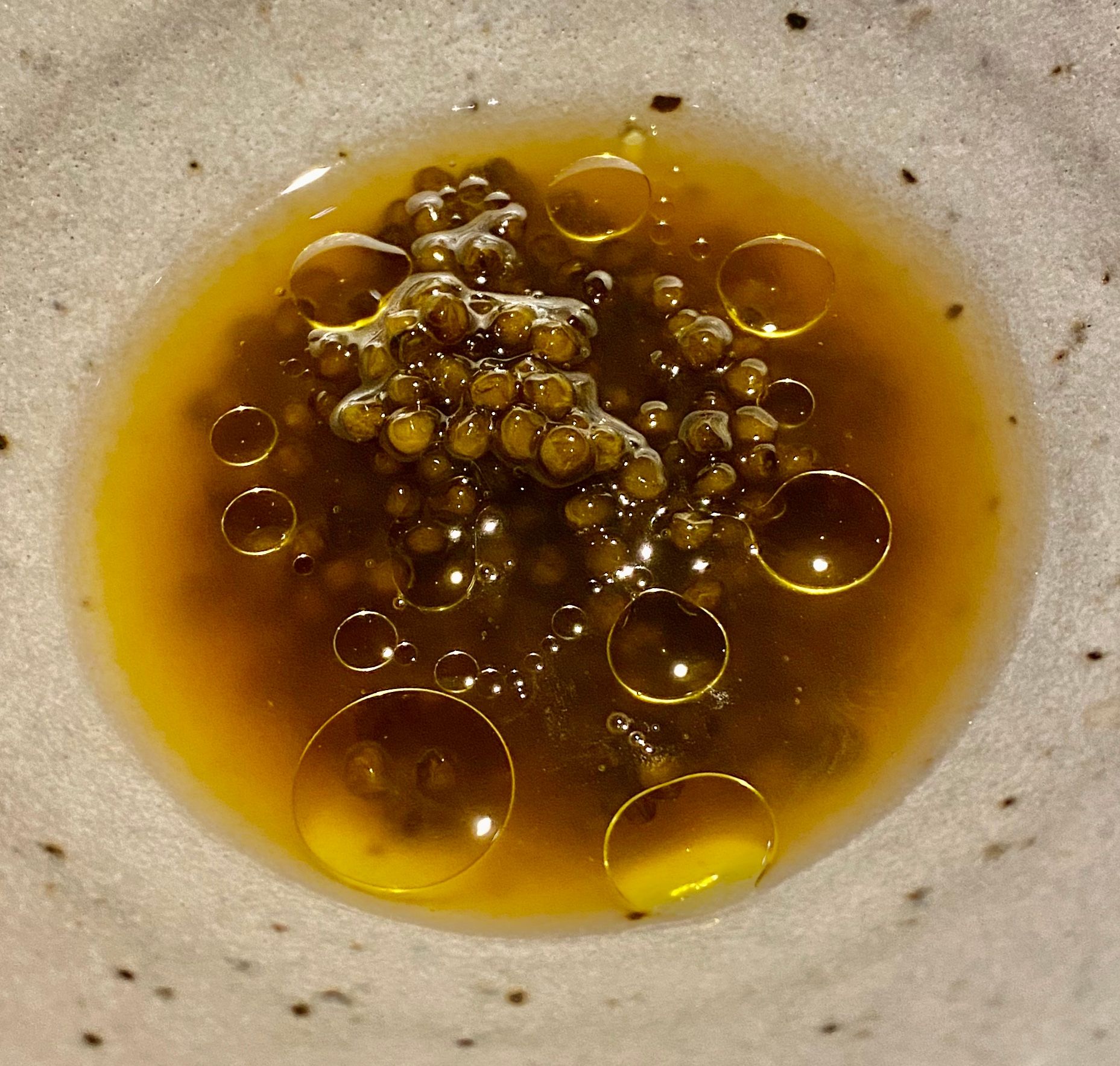 Kaviar med kyllingfett, røkt reinsdyrkraft og kyllingsmør er vidunderlig god. 