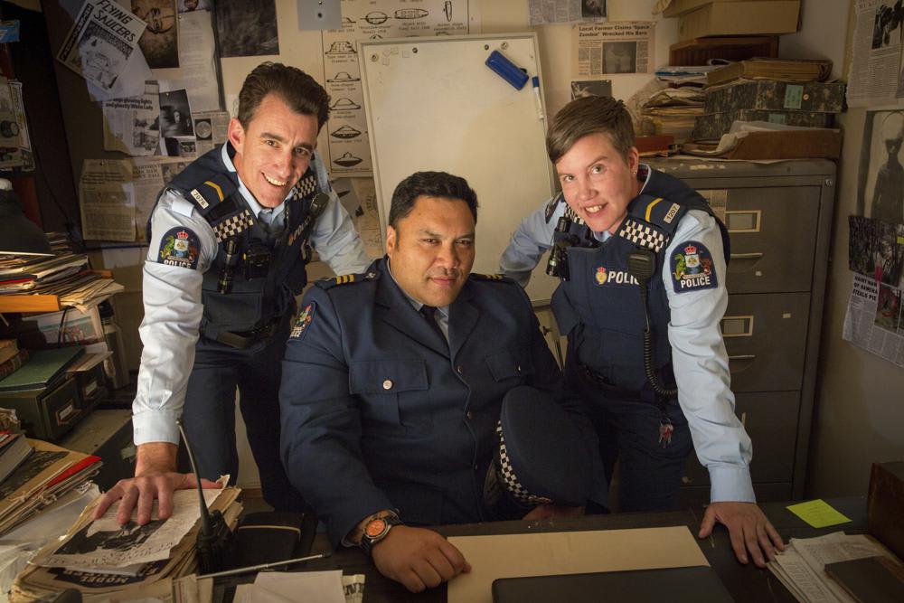 Mike Minogue, Maaka Pohatu og Karen O'Leary er klar for spøkelsesjakt i den tullete «Wellington Paranormal»