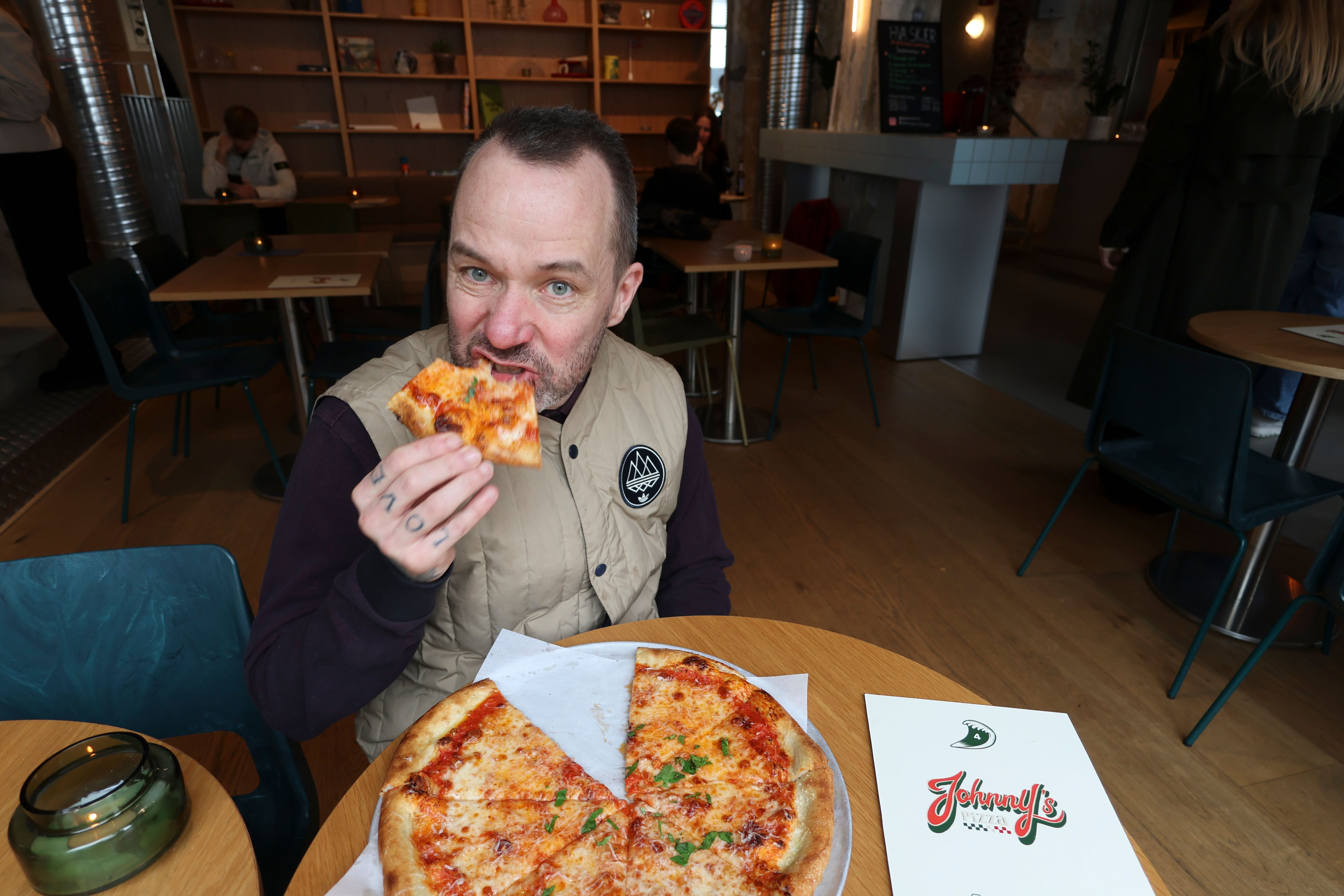 Morten Tungesvik på Johnny’s Pizza.