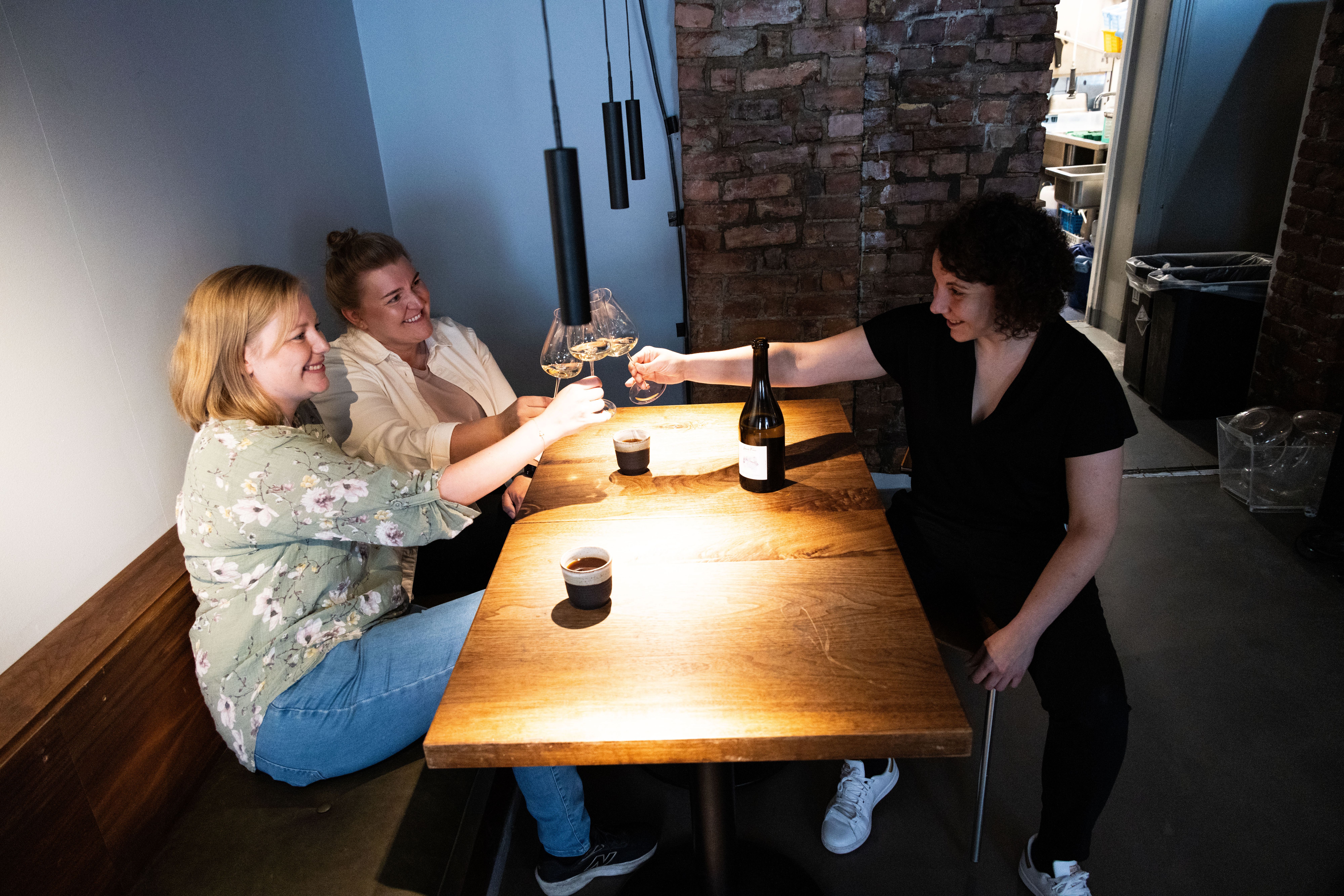 Spent gjeng må jo feire litt! Sonja Kristensen (t.v.) er kjøkkensjef, Joanna Maria Mann daglig leder (i midten) og Aurélie Taheri sjef for vin og alt som drikkes.