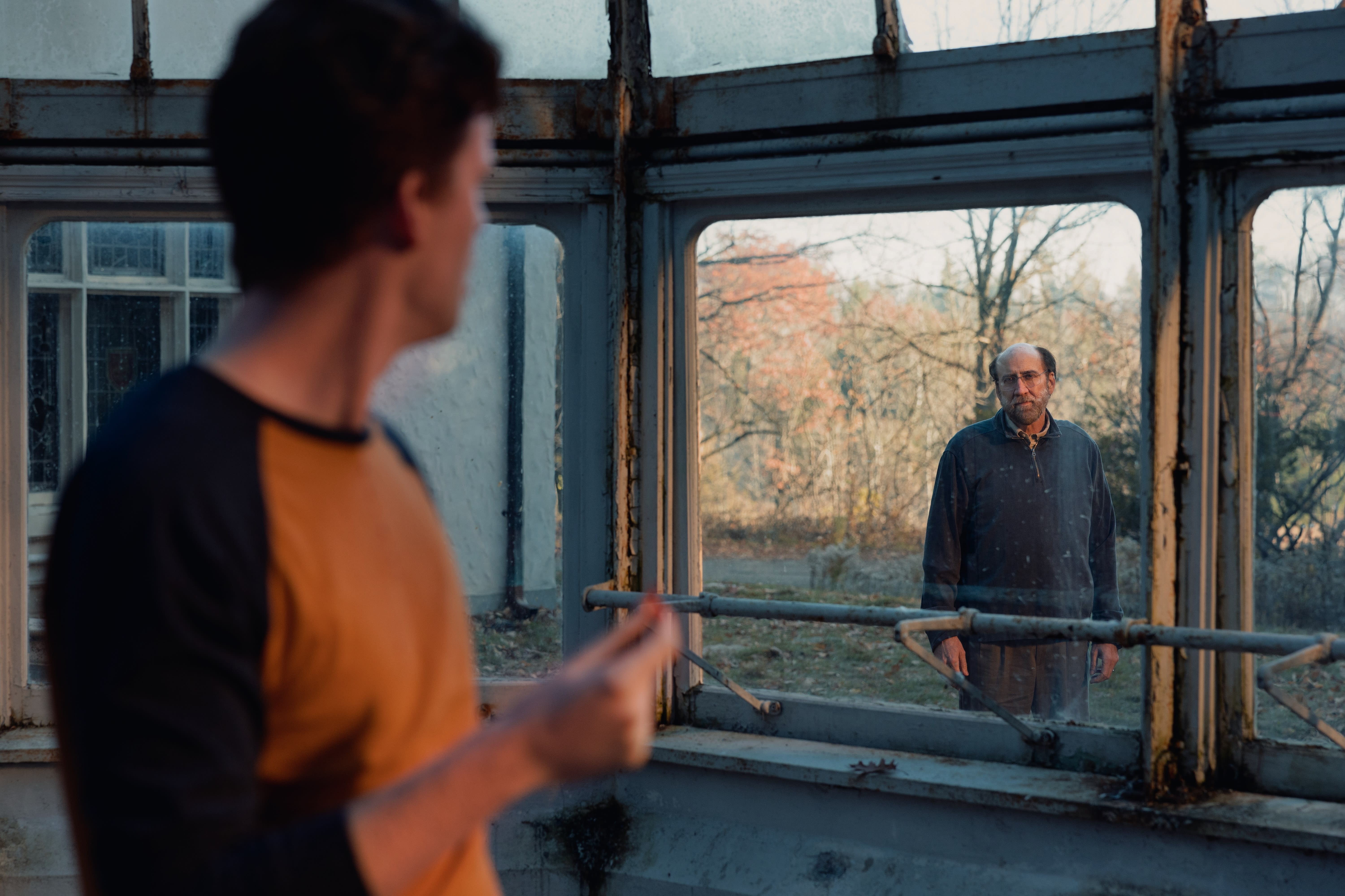 Paul begynner å dukke opp i andre folks drømmer, som her. 