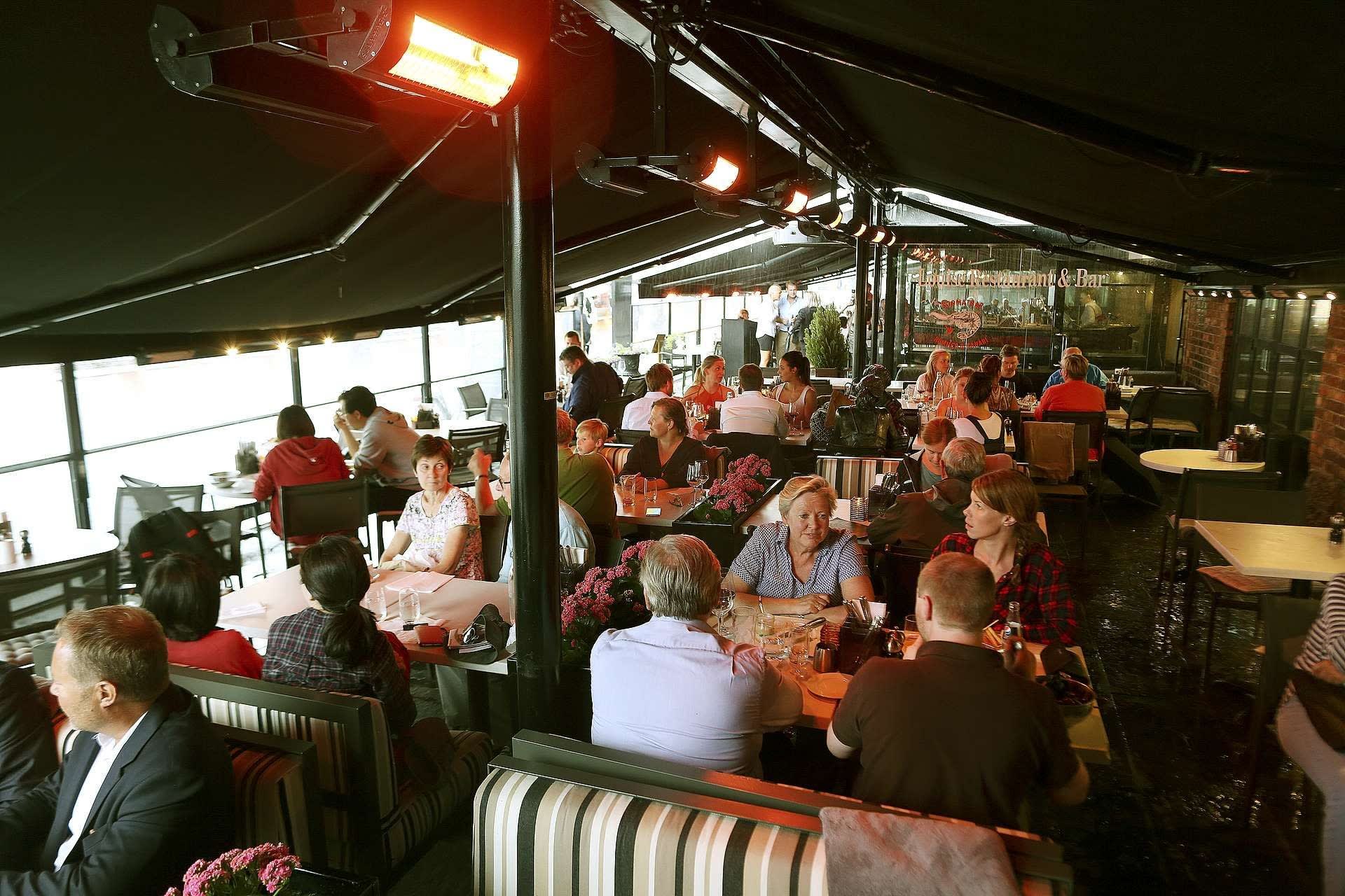 Uteserveringen er svært populær og det kan være vanskelig å få bord.