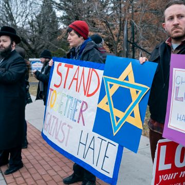 Amerikaner siktet for hatkriminalitet etter knivangrep mot jødisk feiring i New York